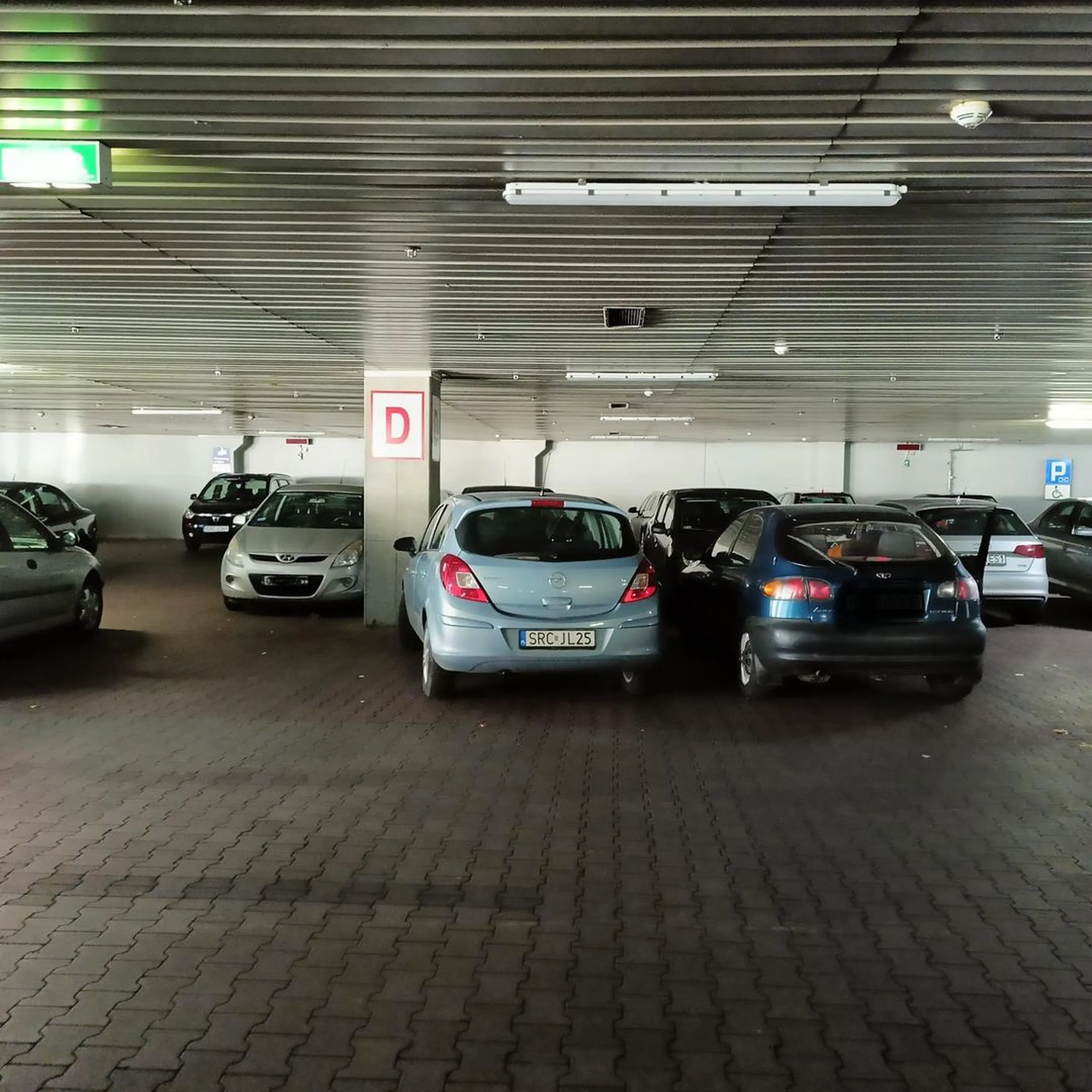 Parking podziemny w markecie. Mistrzostwo parkowania