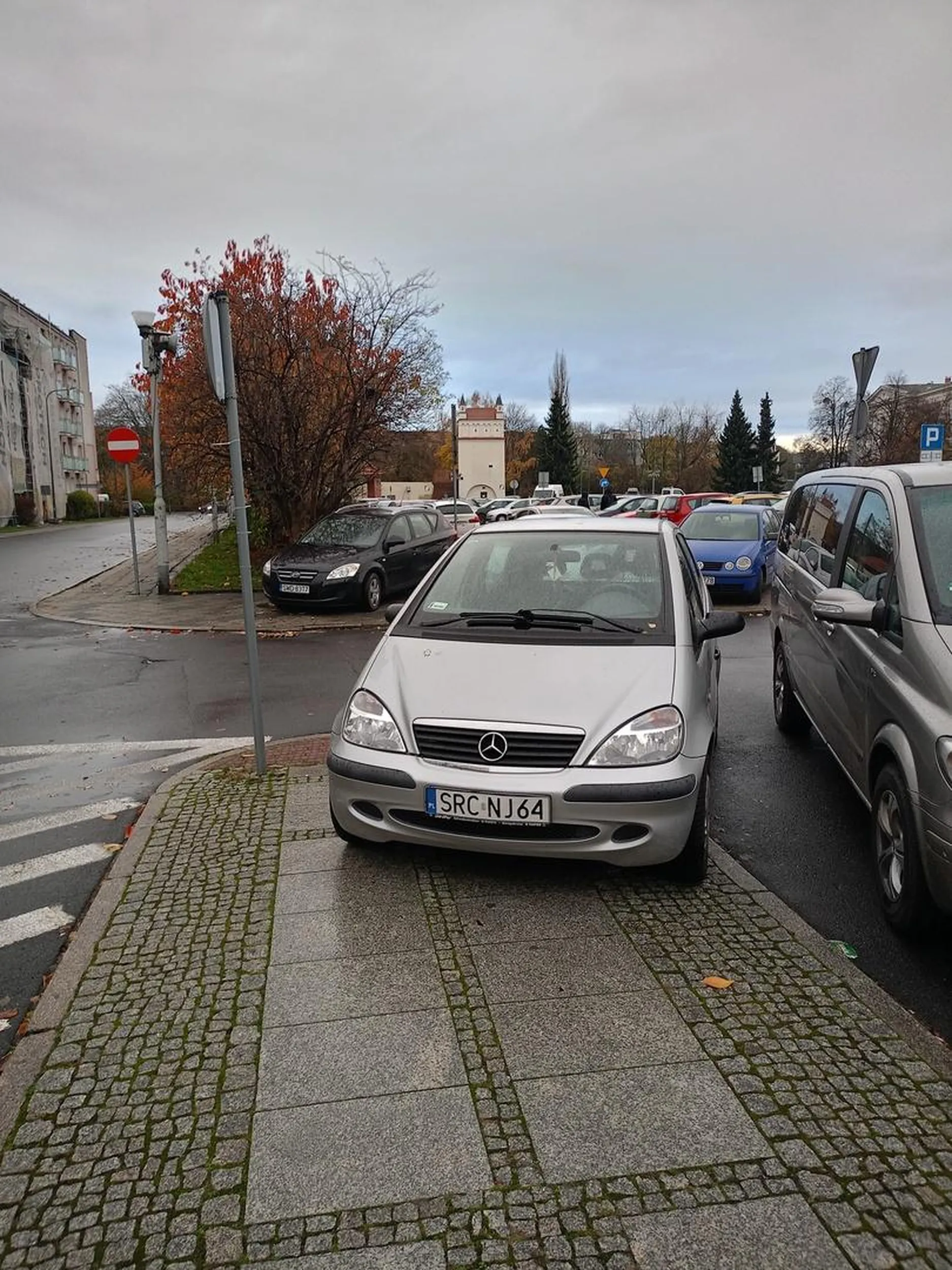 Brawo królewskie parkowanie, jak coś bedzie porysowane albo podeptane po masce to nie wiem kto to bo z tego co wiem to chodnik jest