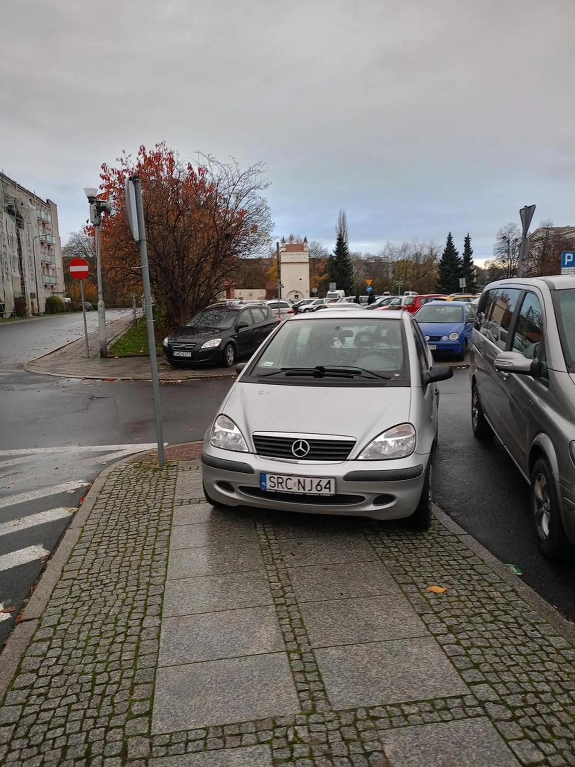 Brawo królewskie parkowanie, jak coś bedzie porysowane albo podeptane po masce to nie wiem kto to bo z tego co wiem to chodnik jest