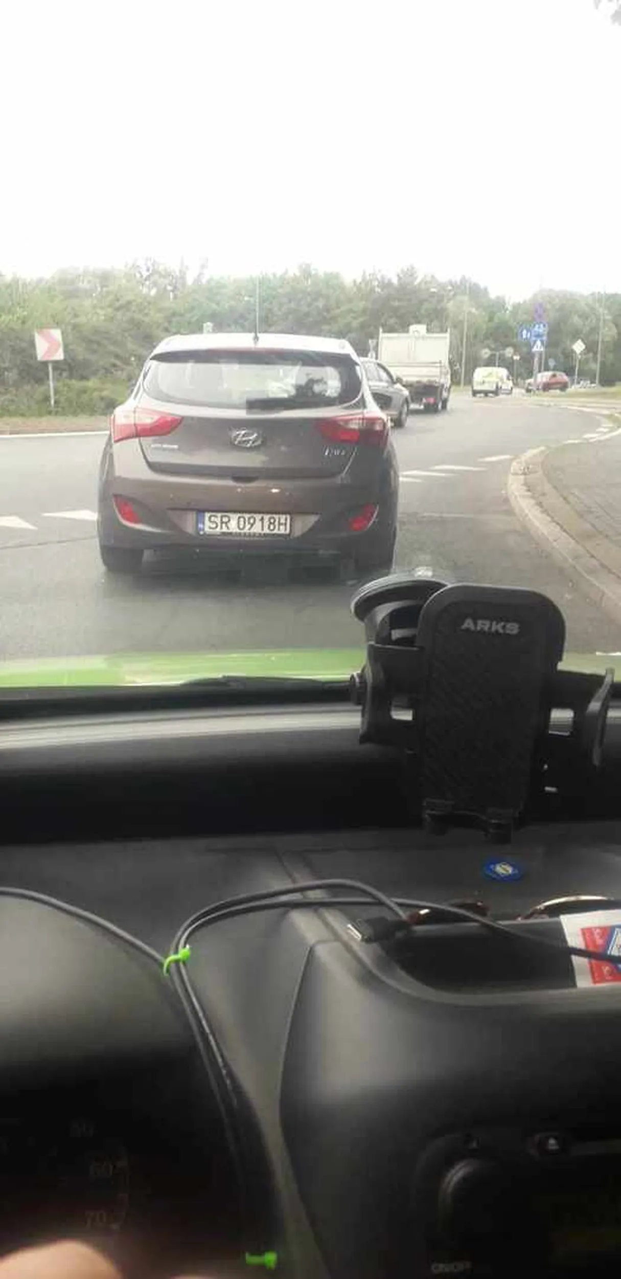 Stwarza bezpośrednie zagrożenie na drodze, celowo uniemożliwia włączenie się do ruchu z innego pasa. Nie polecam, pewnie pochodzi z Sosnowca ?