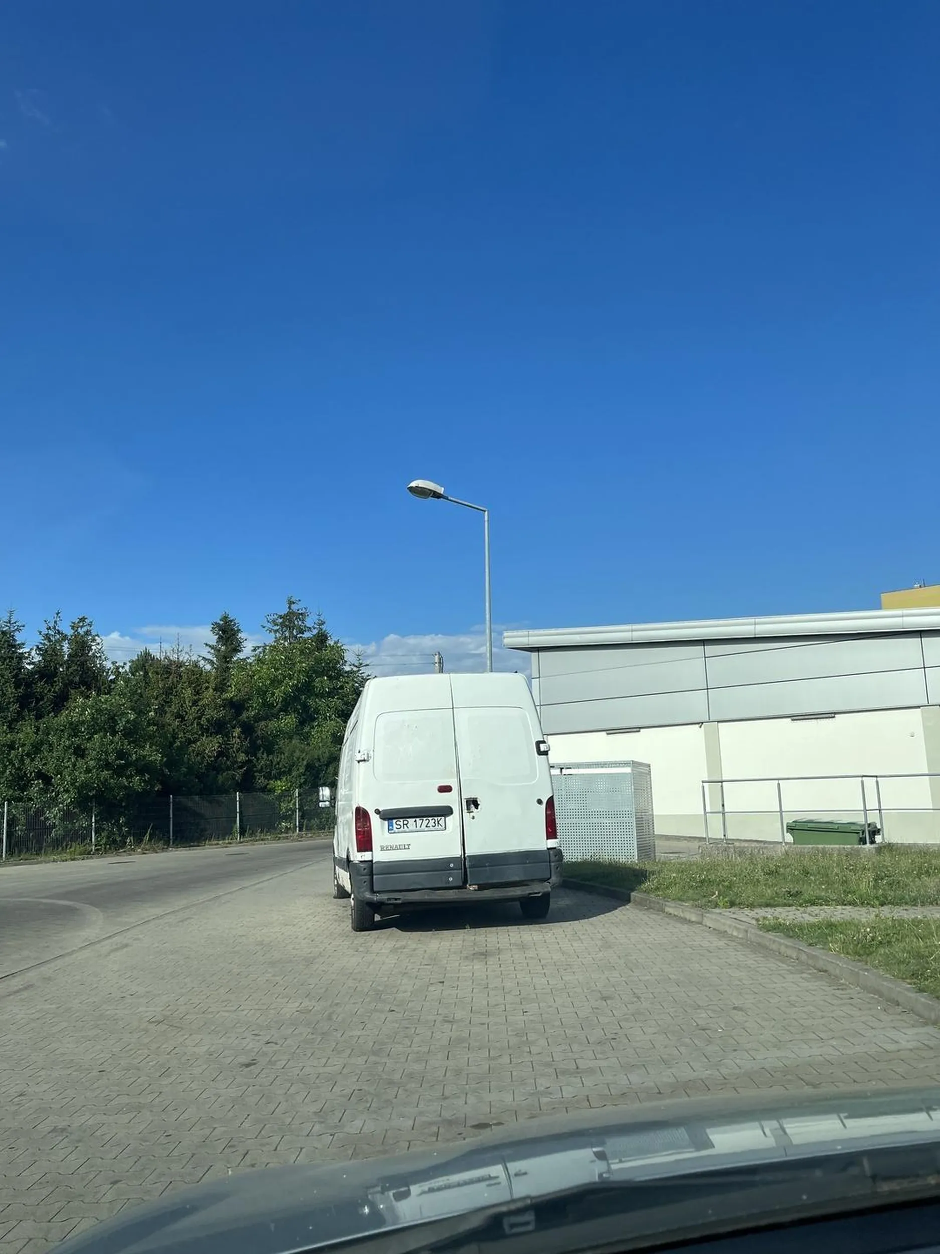 Weź chłopie przeparkuj w końcu tego złoma. W ziemie już zaczyna wrastać.