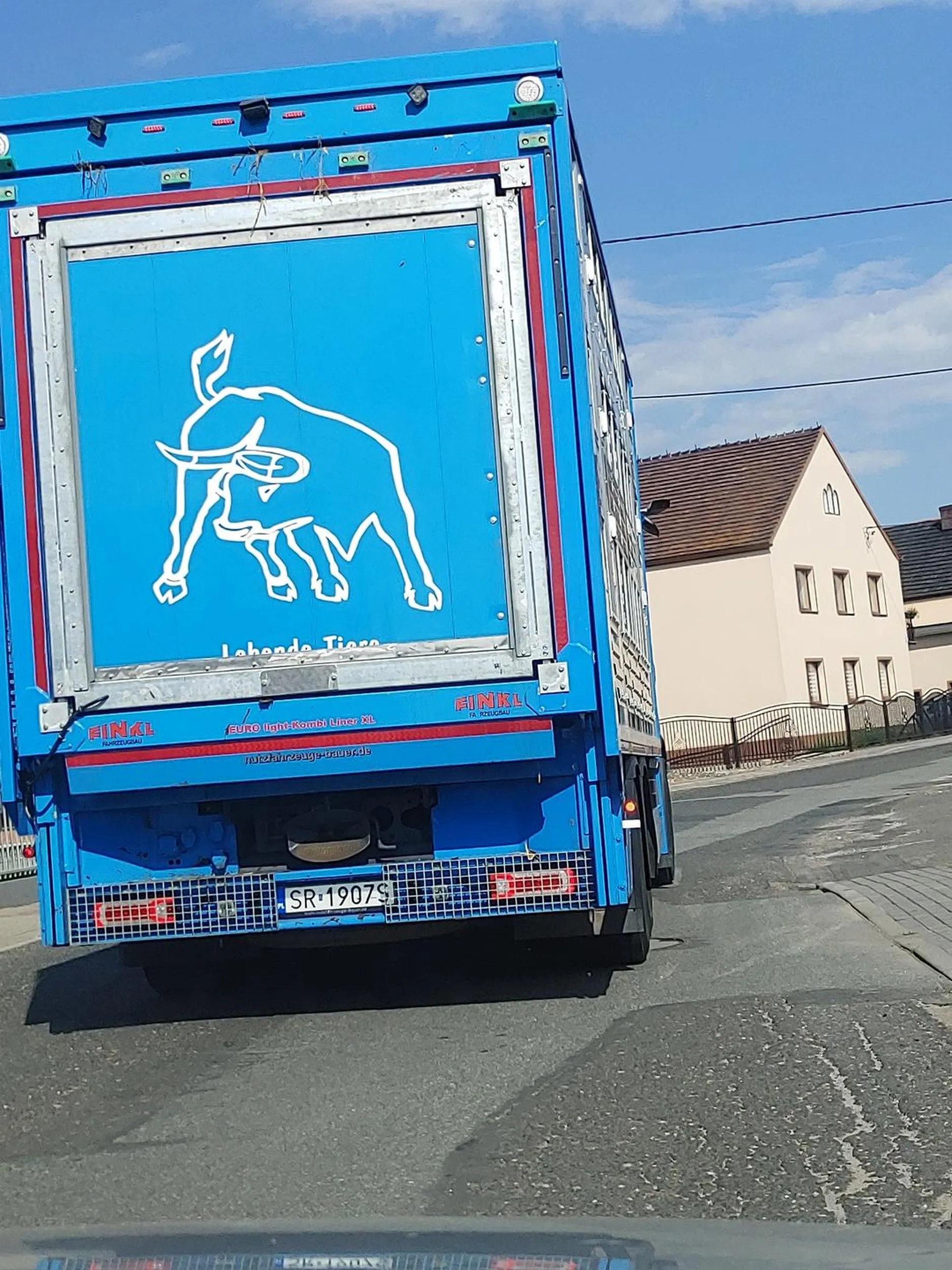 Samochód dosłownie " oznaczony" bo jeździ jak święta krowa po całej drodze.... Auta z naprzeciwka musiały zjeżdżać na trawę bo ten musi środkiem drogi jechać