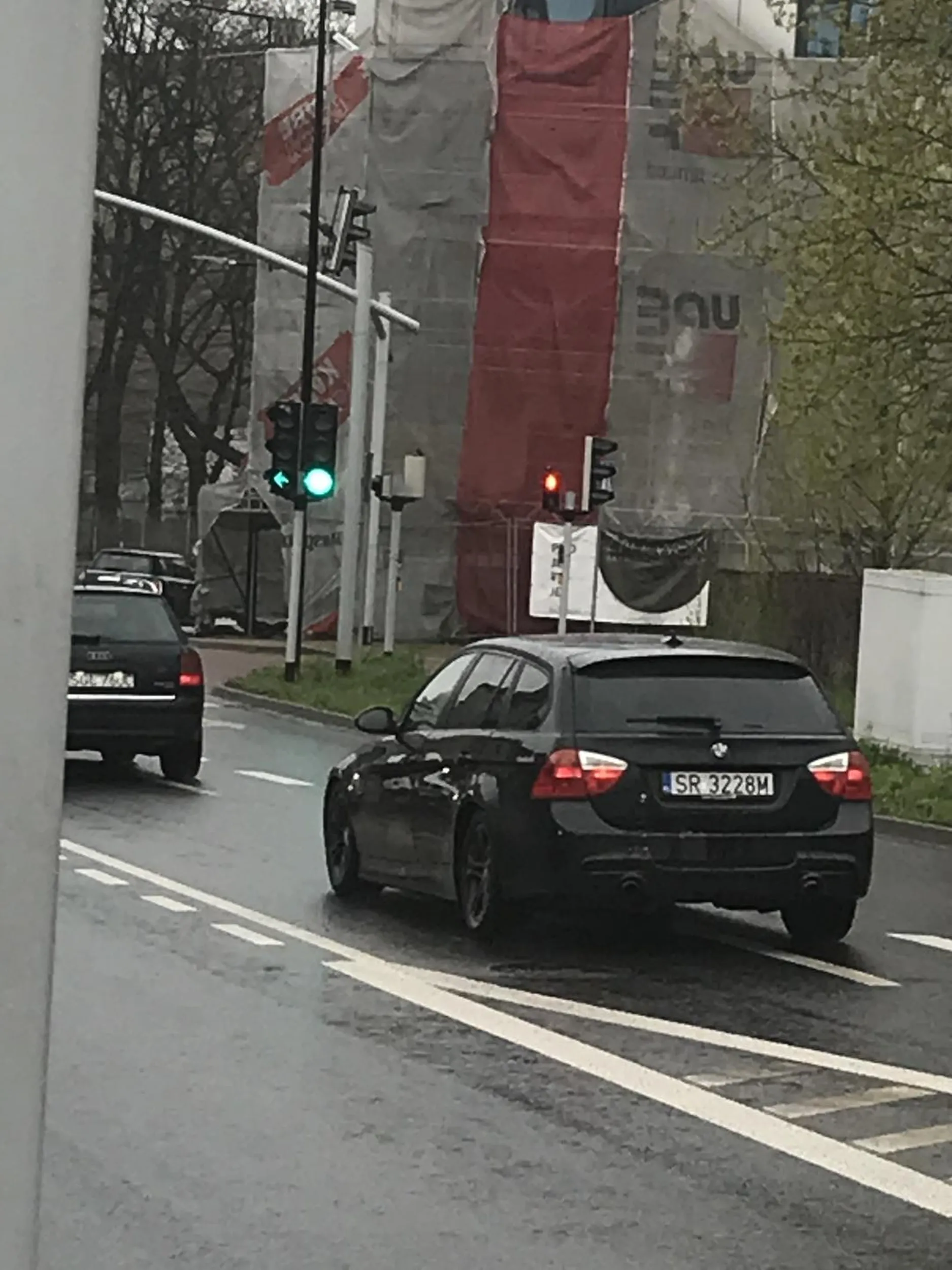 Kierowca łamie Art. 49.1.2 tzn. zatrzymuje się na środku pasów i nie umożliwia przejścia przez pasy. Wszystko działo się na ul. Zabrskiej w Gliwicach.