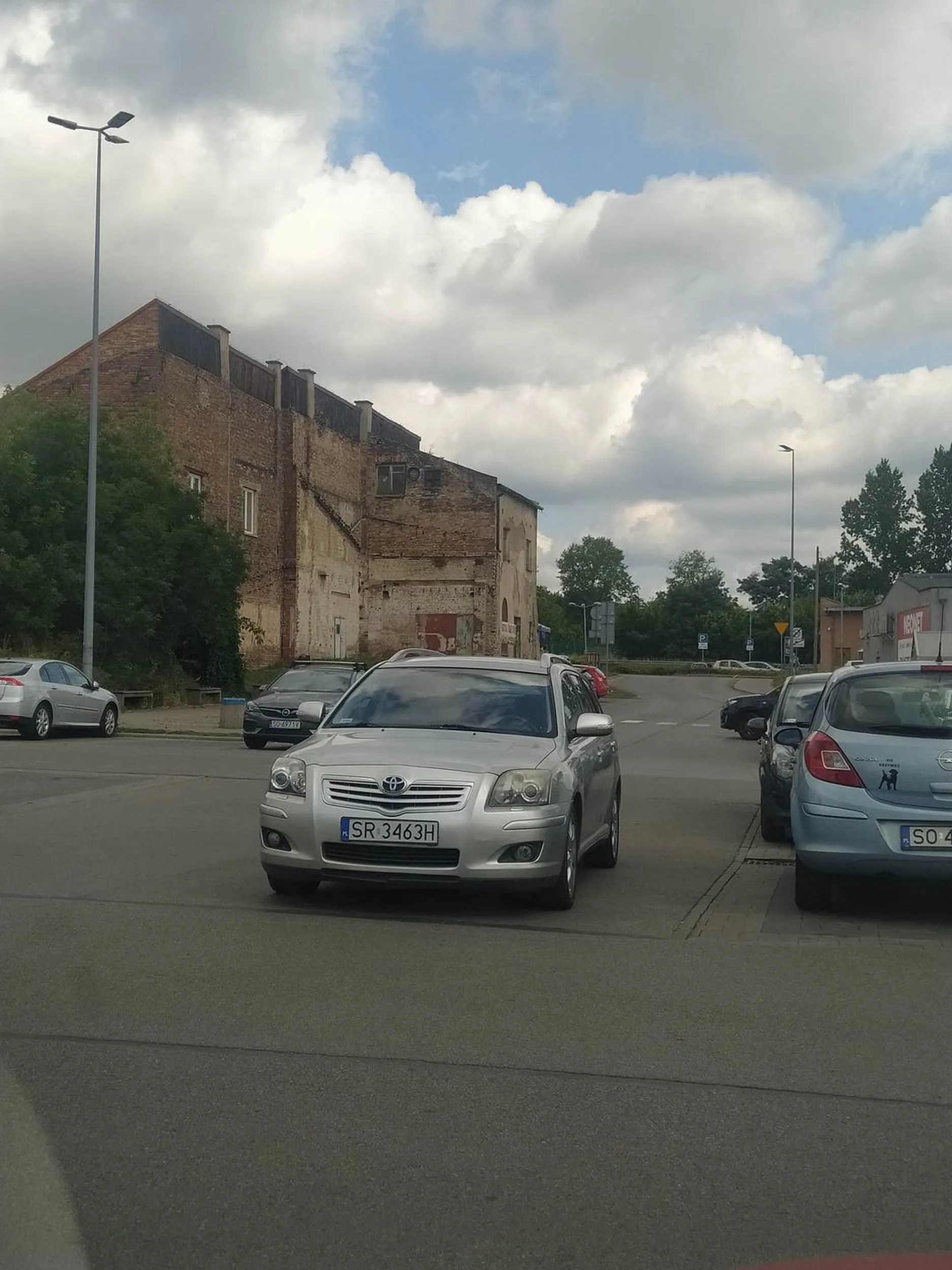 Pół parkingu puste, a Pan lub Pani, musiała stanąć na środku uliczki, bo przejść 20 metrów dalej to ujma.