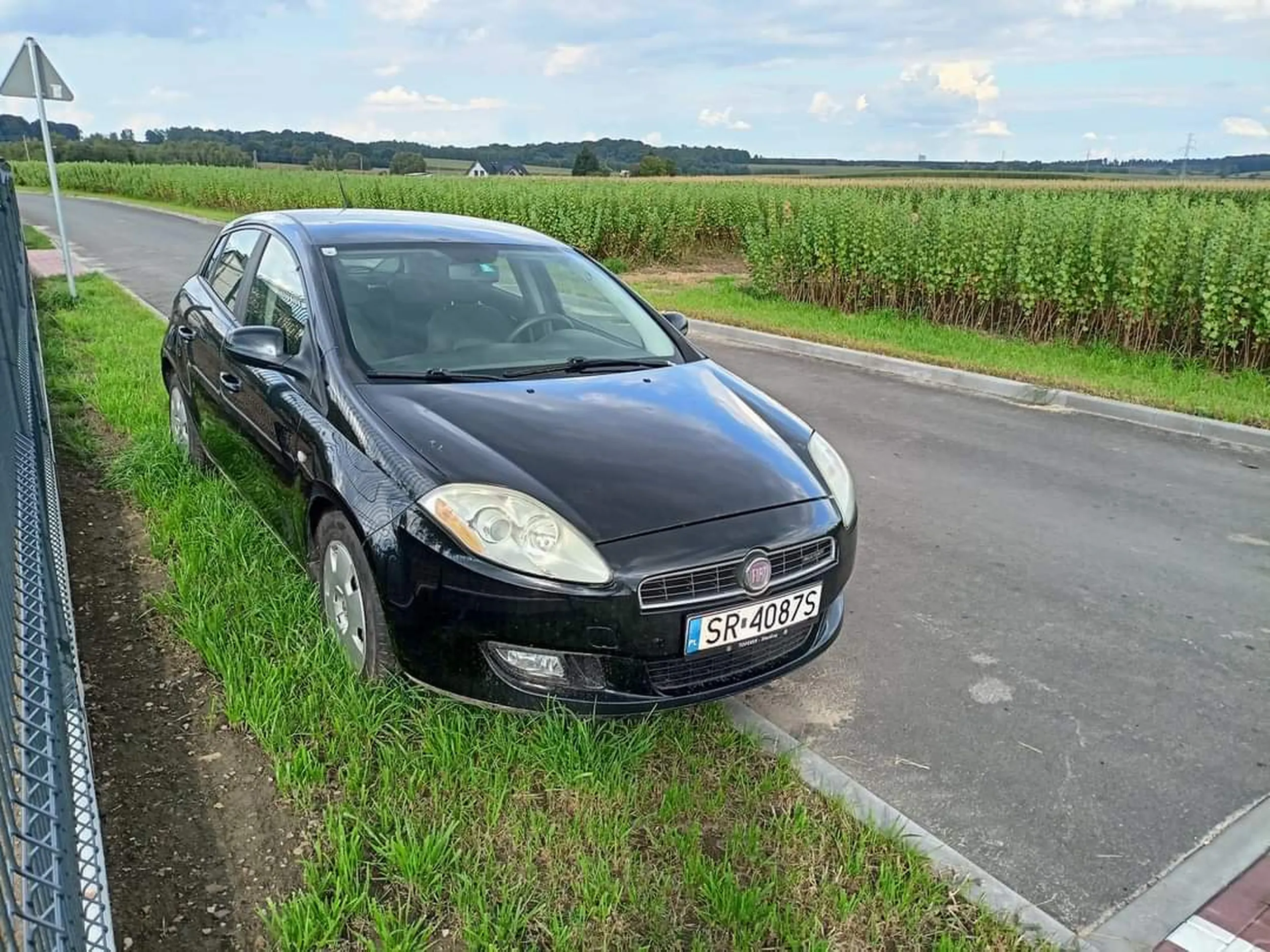 Autko stoi w Marklowicach przy jabłoniowej