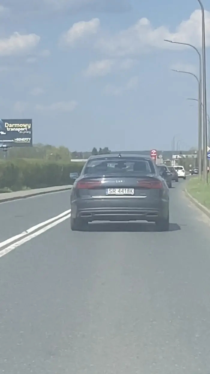 Kierowca Audi nie pozwala wyprzedzać swojego rydwanu innym pojazdom. Tłumaczy się tym, że nie na darmo brał kredyt na ten samochód żeby ktoś go wyprzedzał tańszym samochodem