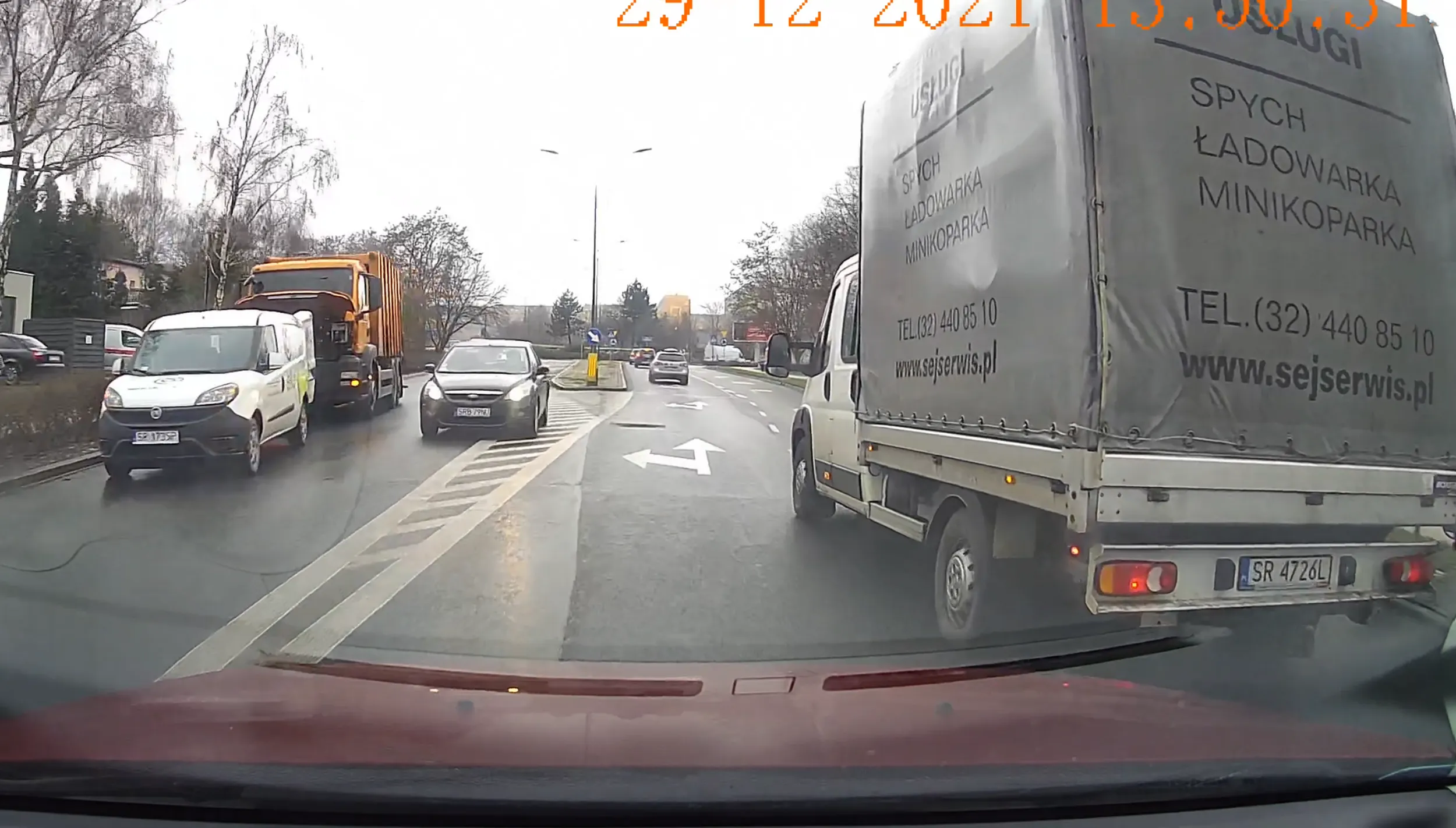 "Zawodowy kierowca" wciska się zmieniając pas.