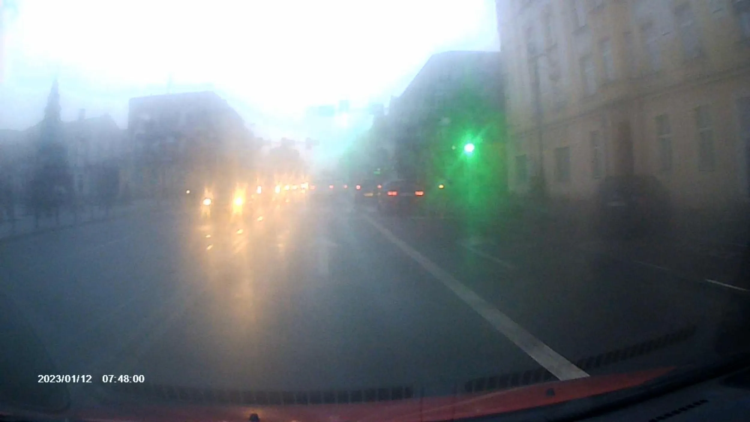 W Piekarach Śląskich na skrzyżowaniu ul. Bytomskiej z prawego pasa nie skręcił w ul. Prymasa Stefana Wyszyńskiego tylko pojechał prosto ignorując znaki poziome i pionowe, zajeżdżając mi drogę przed pasami dla pieszych za skrzyżowanie gdzie pas jadący prosto zwęża się bo jest węższa ulica. Jechał Audi A1 koloru ciemnego, hatchback.