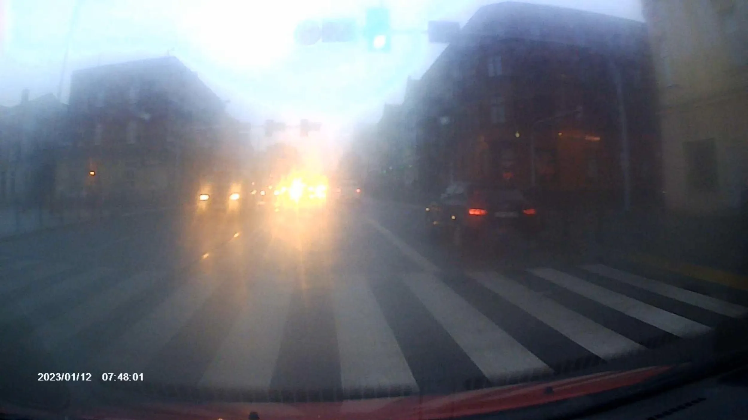 W Piekarach Śląskich na skrzyżowaniu ul. Bytomskiej z prawego pasa nie skręcił w ul. Prymasa Stefana Wyszyńskiego tylko pojechał prosto ignorując znaki poziome i pionowe, zajeżdżając mi drogę przed pasami dla pieszych za skrzyżowanie gdzie pas jadący prosto zwęża się bo jest węższa ulica. Jechał Audi A1 koloru ciemnego, hatchback.