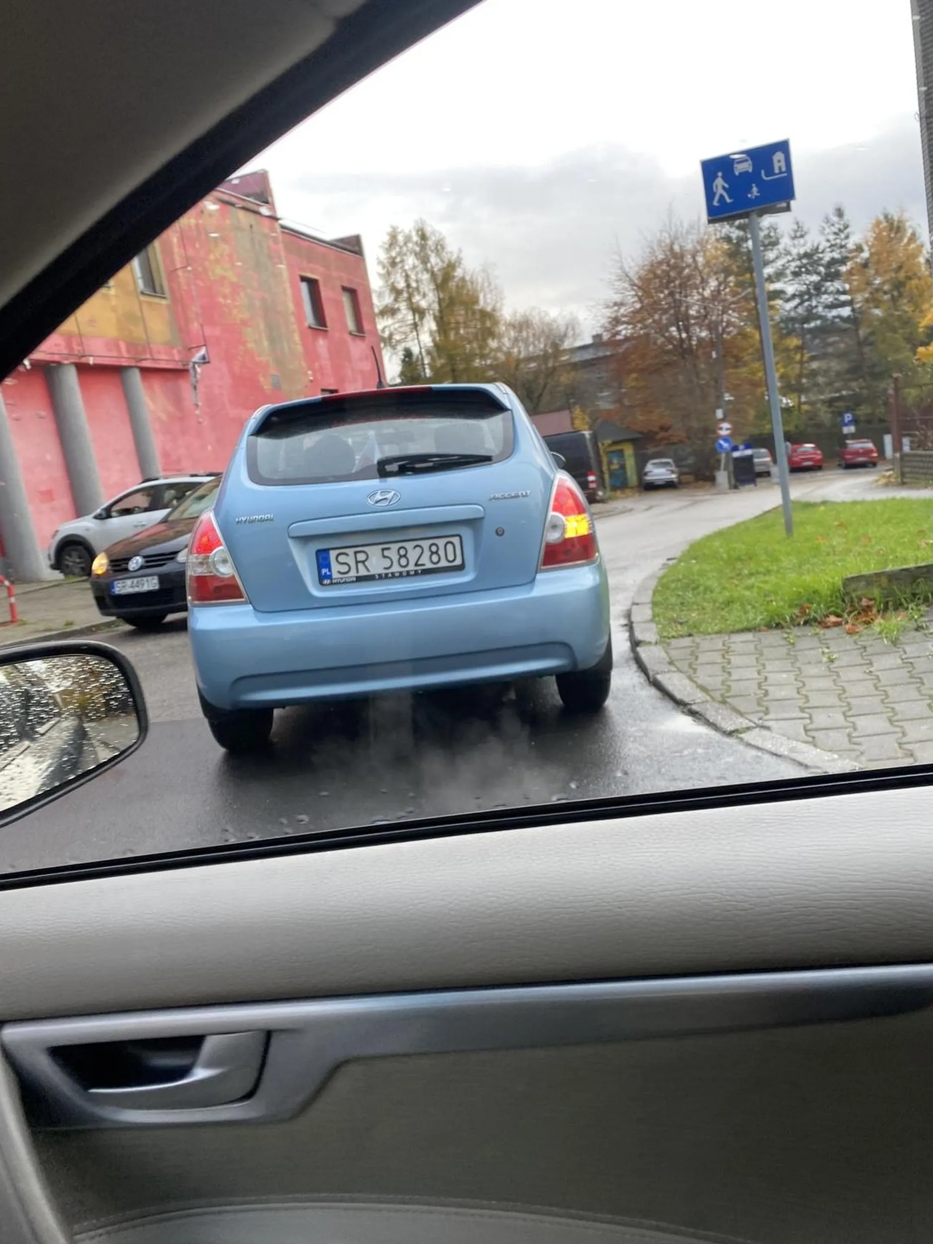 Herbatnik doprowadziłby dzisiaj do kolizji w ogóle  nie patrzy na znaki wymusił pierwszeństwo i na innych w dupie prawki w chipsach znalazł