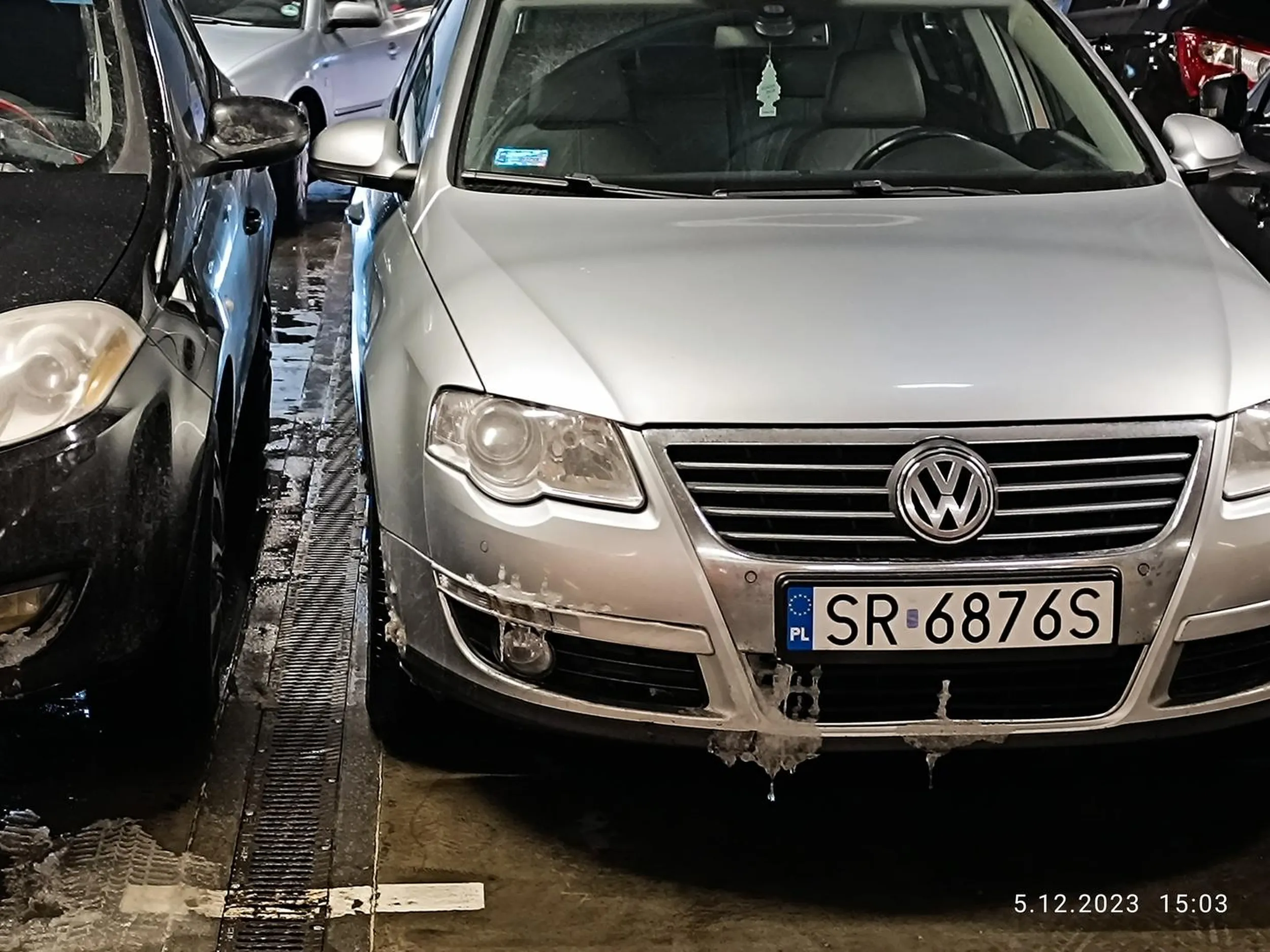 Palant parkuje lusterko w lusterko uniemożliwiając wejście do samochodu