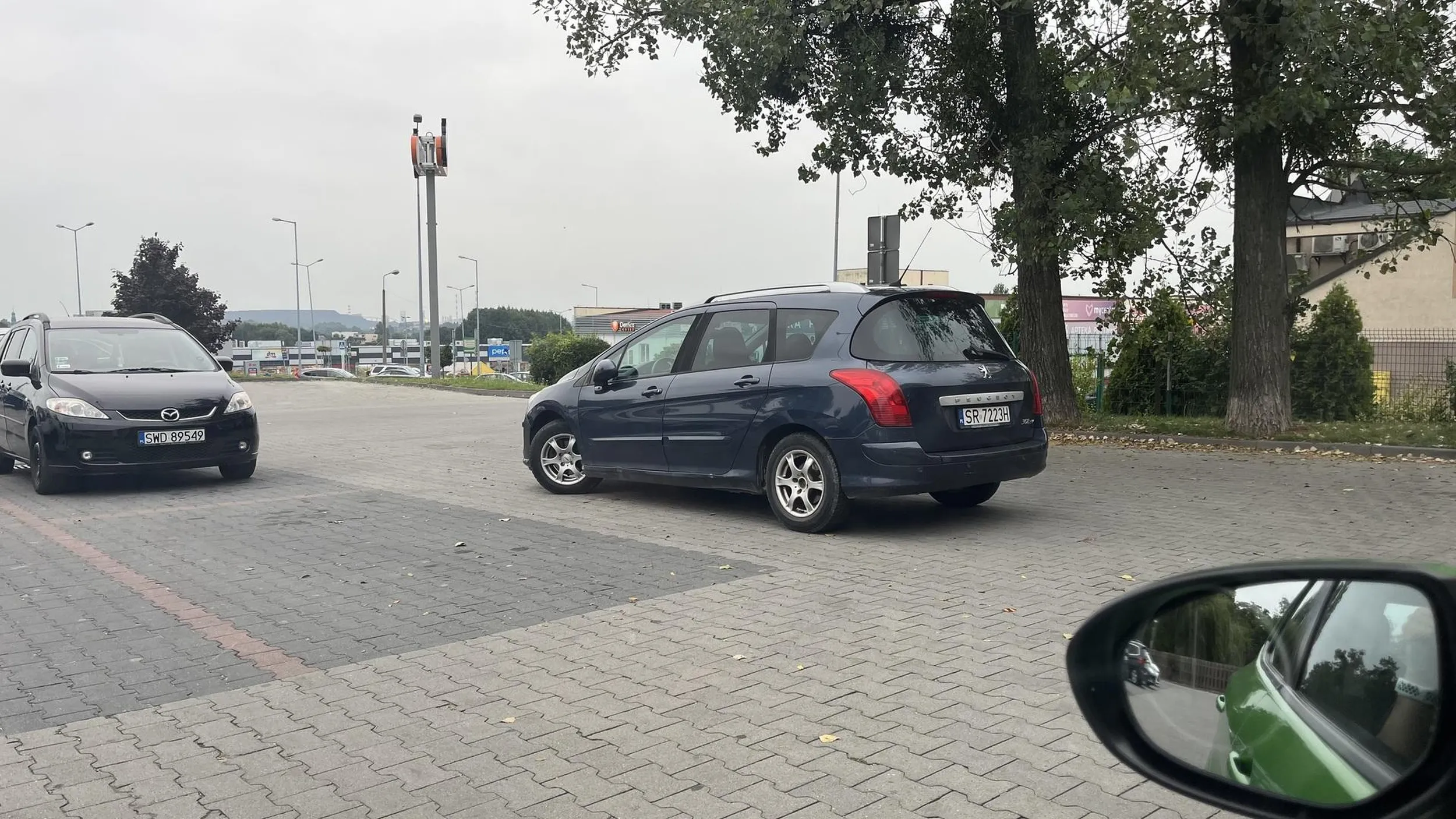 Bardzo dobry kierowca :) Potrafi zablokować wyjazd ze sklepu :)