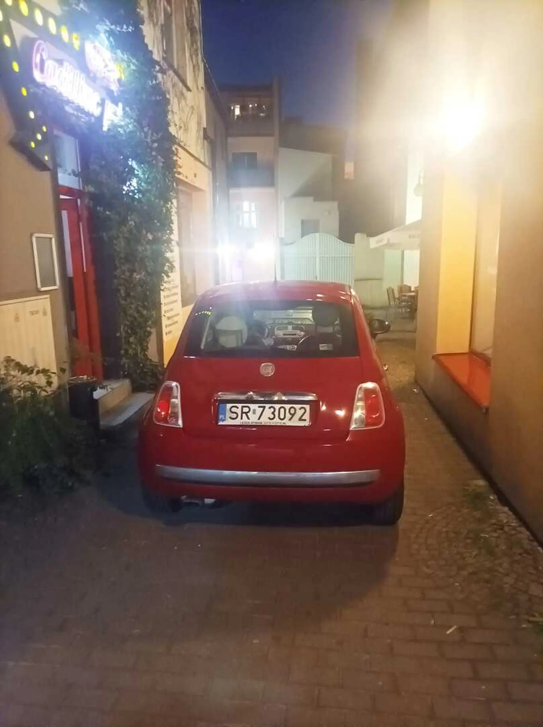 Praktycznie codziennie parkuje na zakazie. Przejście dla osoby niepełnosprawnej na wózku jest często niemożliwe przez tego geniusza.