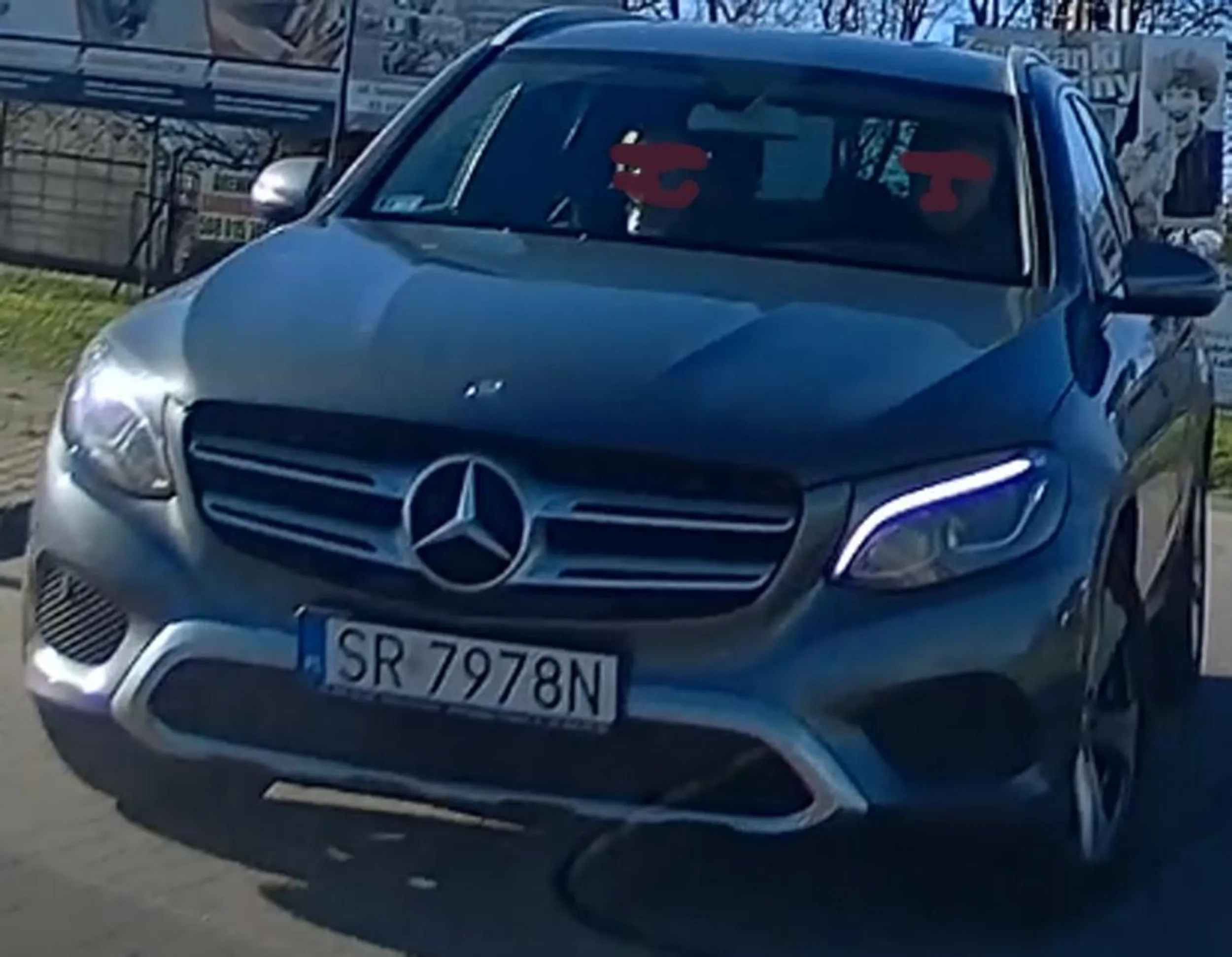 Dziadek, mamy ruch prawostronny, naucz się jeździć po swojej prawej stronie, jak najbliżej krawędzi a nie wjeżdżaj na przeciwległy pas ruchu. Jesteś już tak stary, że nie widzisz gdzie droga, a gdzie łąka.