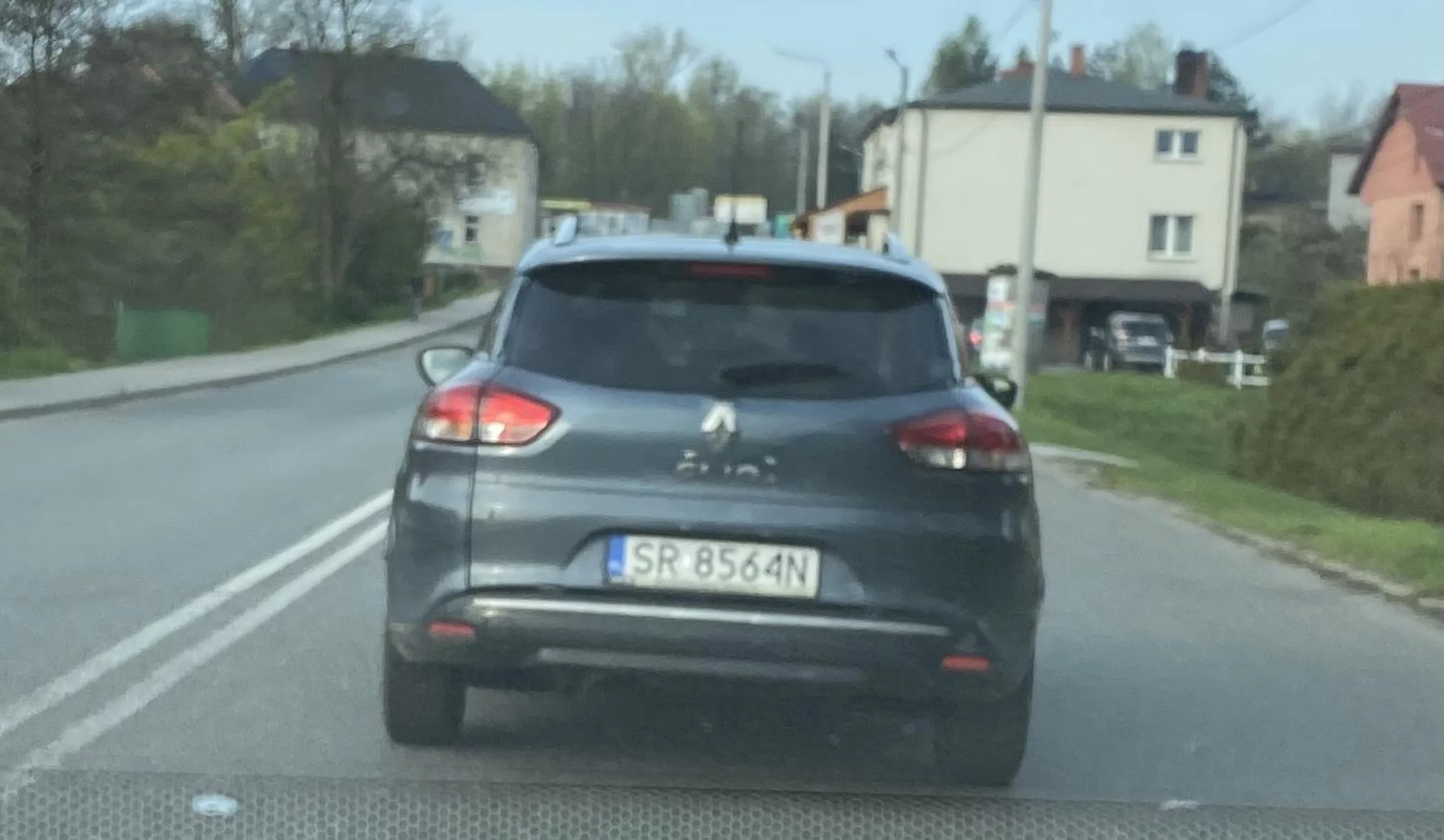 Młoda Pani za kierownicą blokuje skrzyżowanie. Wabi się szeryfem drogowym stwarzając poważne zagrożenie na drodze i jeszcze ze środkowym palcem kultura takt i bezpieczeństwo gratulować i uważajcie na rehestrację