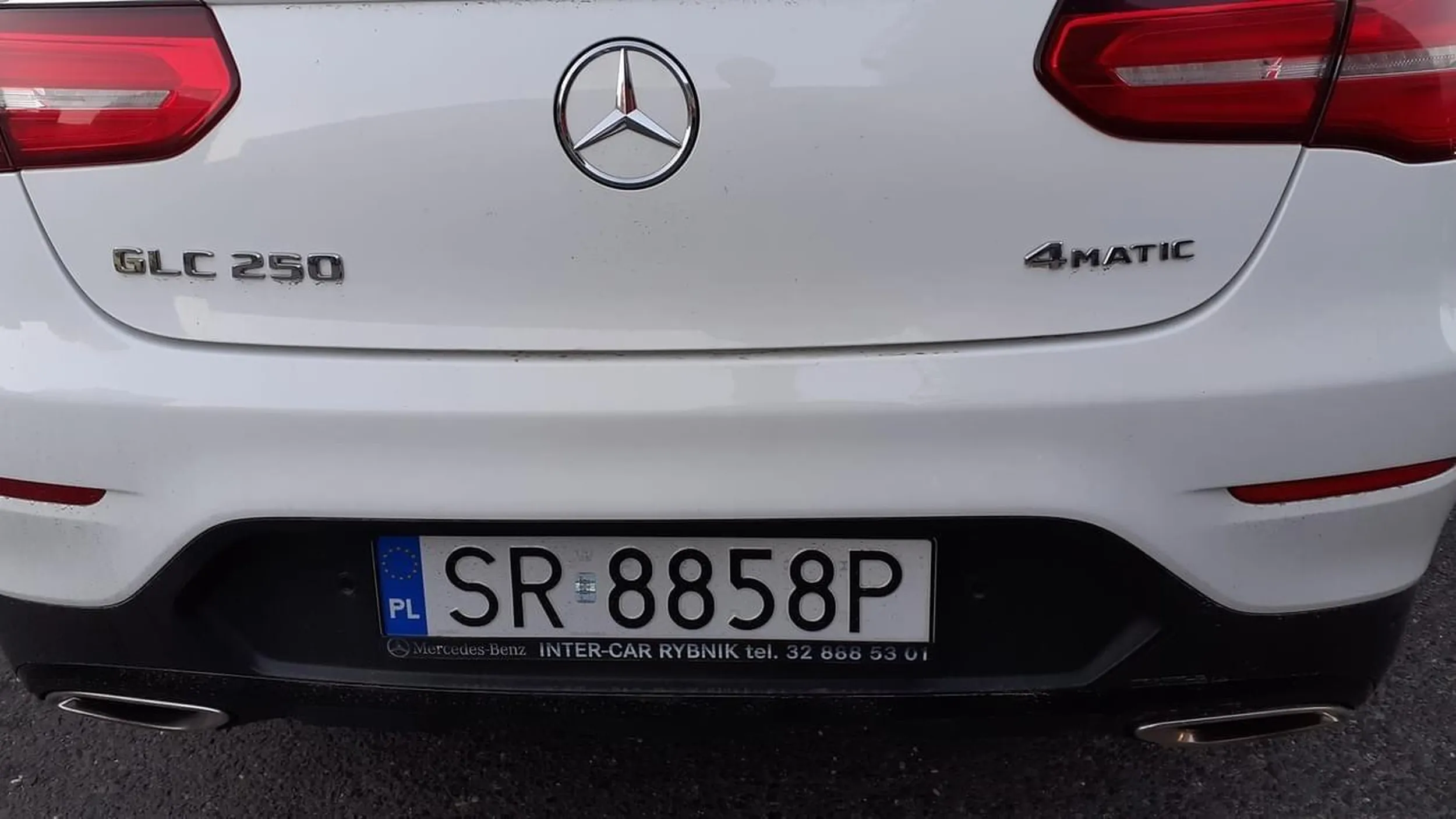 Nie pozdrawiam Pana który zablokował wyjazd z parkingu Biedronki na ulicy Wodzisławskiej. Pan po zwróceniu uwagi od dostawcy z biedronki stwierdził, że to jest parking i może parkować gdzie chcę. Natomiast po naszym zwróceniu uwagi, że blokuje wyjazd 20 min osobom, które zaparkowały na parkingu z tyłu zaczął być wulgarny i agresywny.