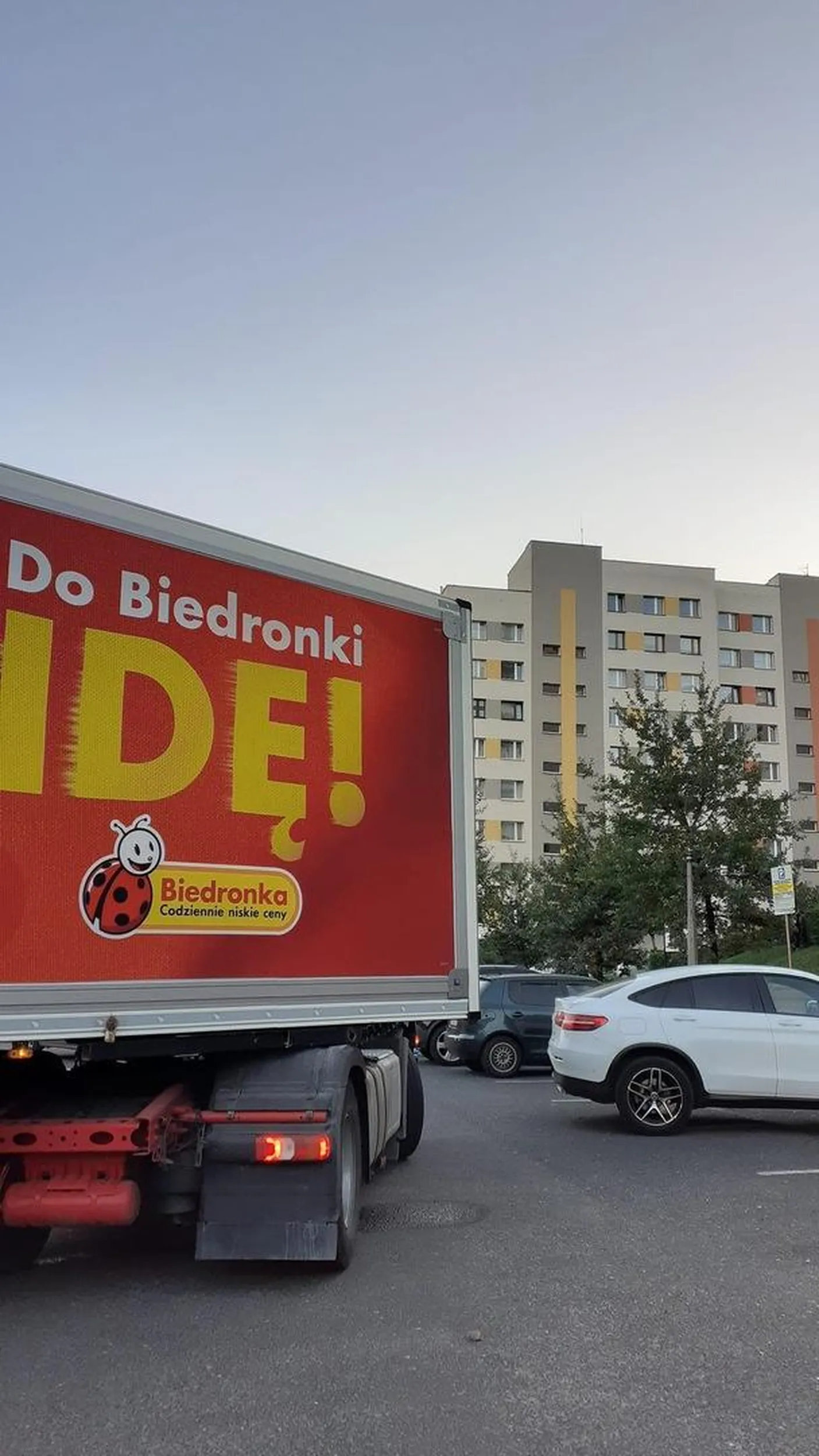 Nie pozdrawiam Pana który zablokował wyjazd z parkingu Biedronki na ulicy Wodzisławskiej. Pan po zwróceniu uwagi od dostawcy z biedronki stwierdził, że to jest parking i może parkować gdzie chcę. Natomiast po naszym zwróceniu uwagi, że blokuje wyjazd 20 min osobom, które zaparkowały na parkingu z tyłu zaczął być wulgarny i agresywny.