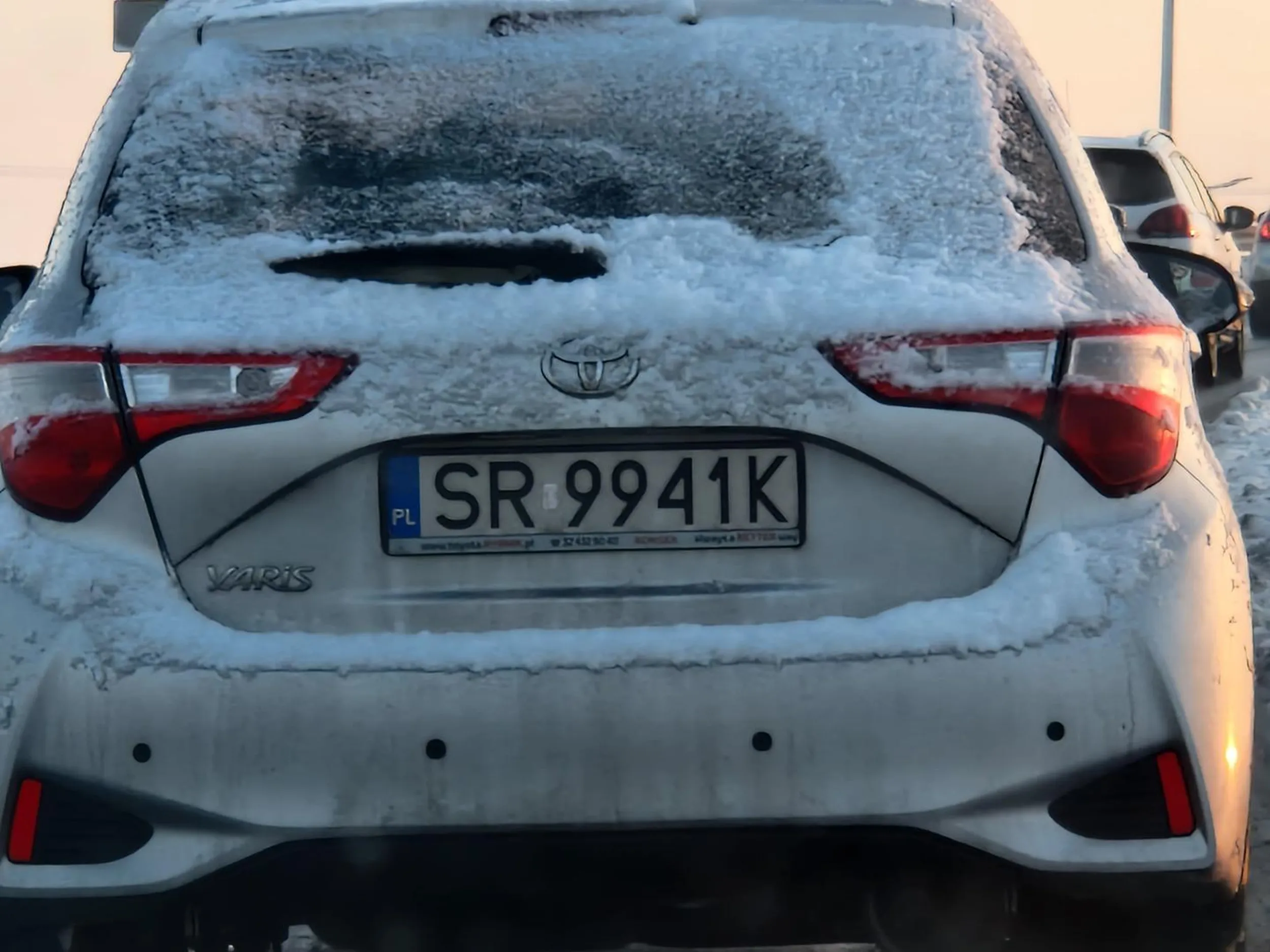 Uważajcie na tego kierowce! Wepchał się ze zjazdu wymuszając pierwszeństwo mimo że widział mnie w lusterku. Kolejnym razem pójdzie zgloszenie na policje.
