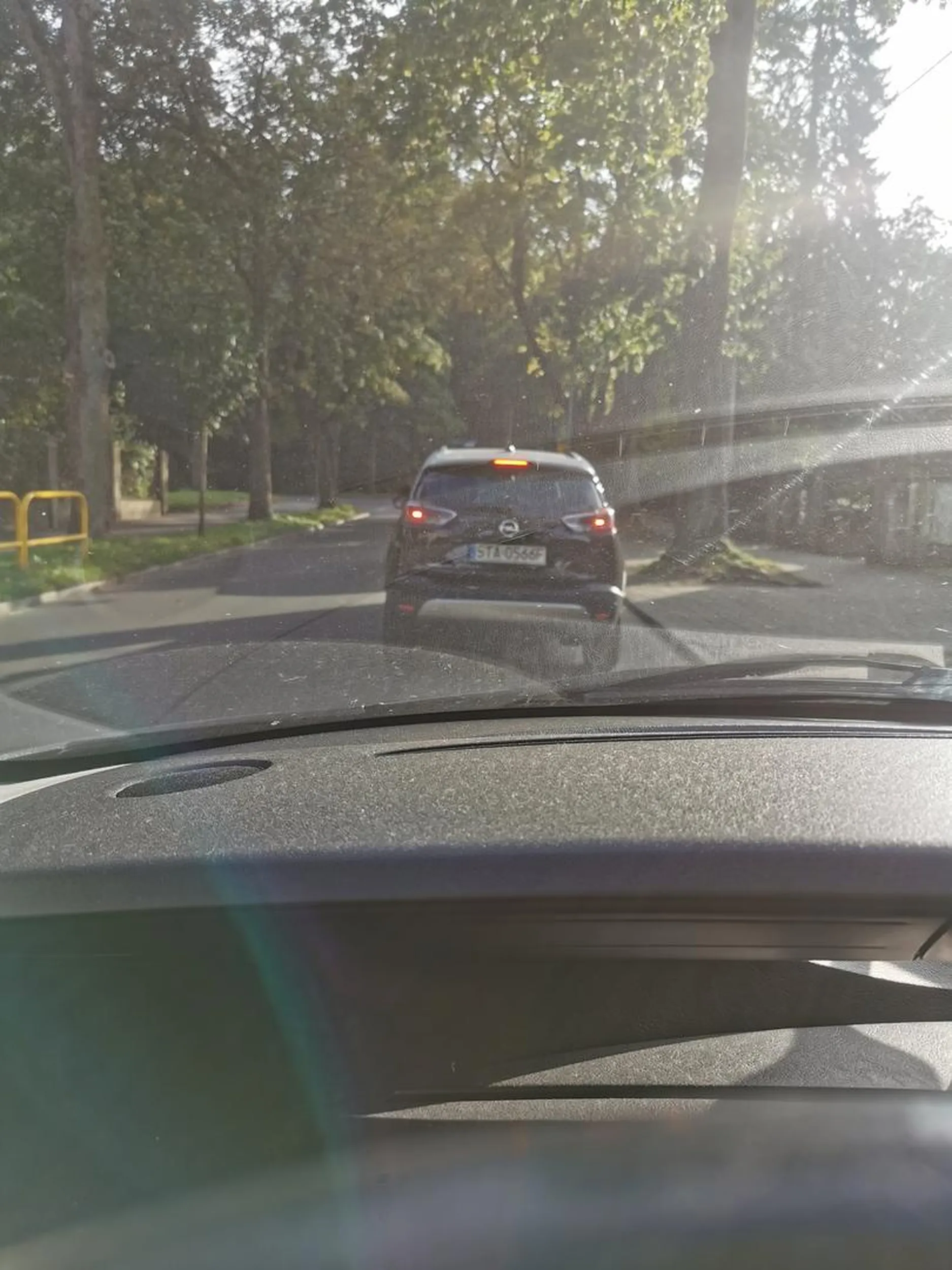 Księżniczka wymusiła dwóm kierowcom, w obu kierunkach! Za samochodami, które wyhamowała praktycznie do zera było pusto! Kto takim baranom daje prawko!!