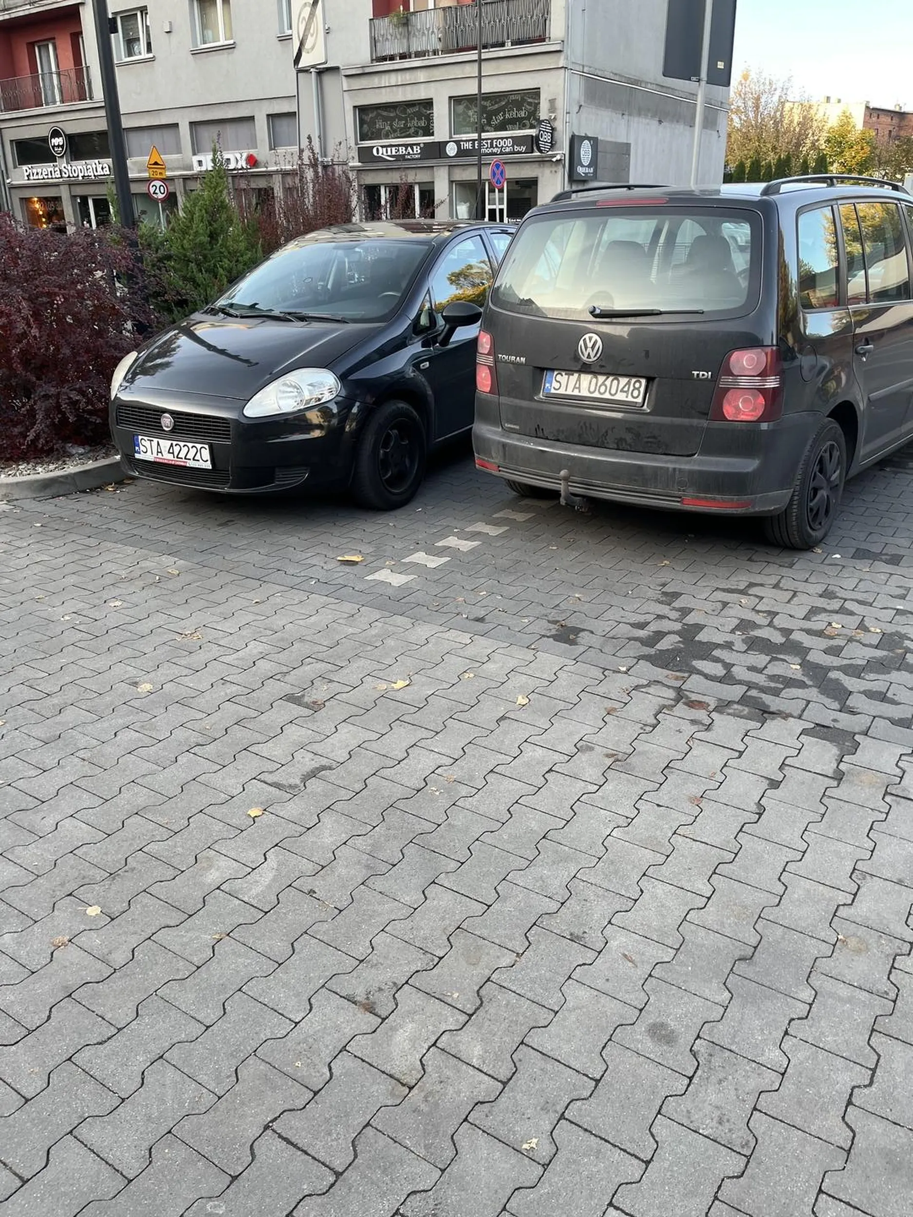 Dla kierowcy zaparkowanie na miejscu parkingowym okazało sie zbyt ciężkie. Polecam sie doszkolić