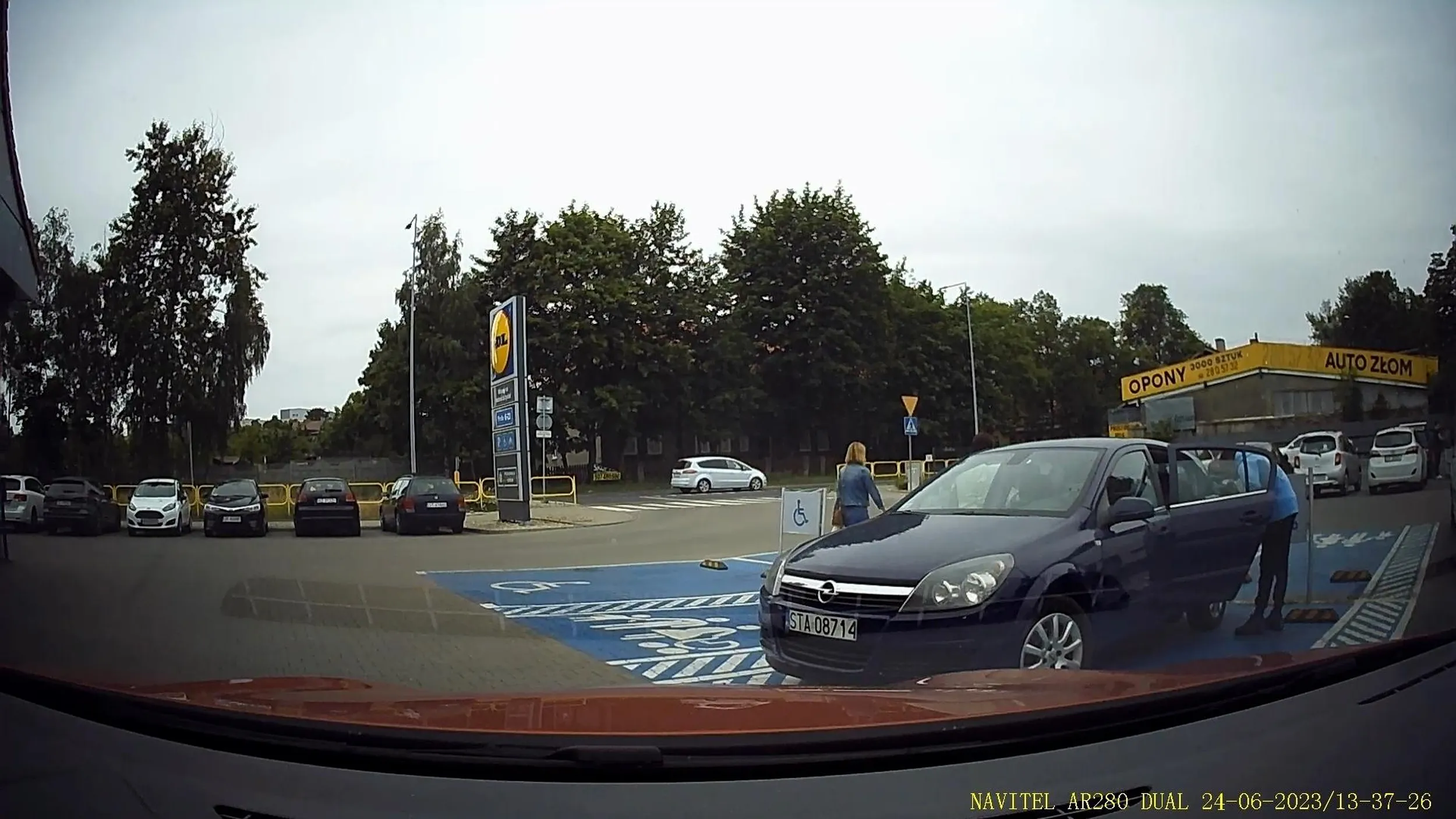 Pacan przyjeżdża z psem na zakupy i puszcza go luzem na parkingu