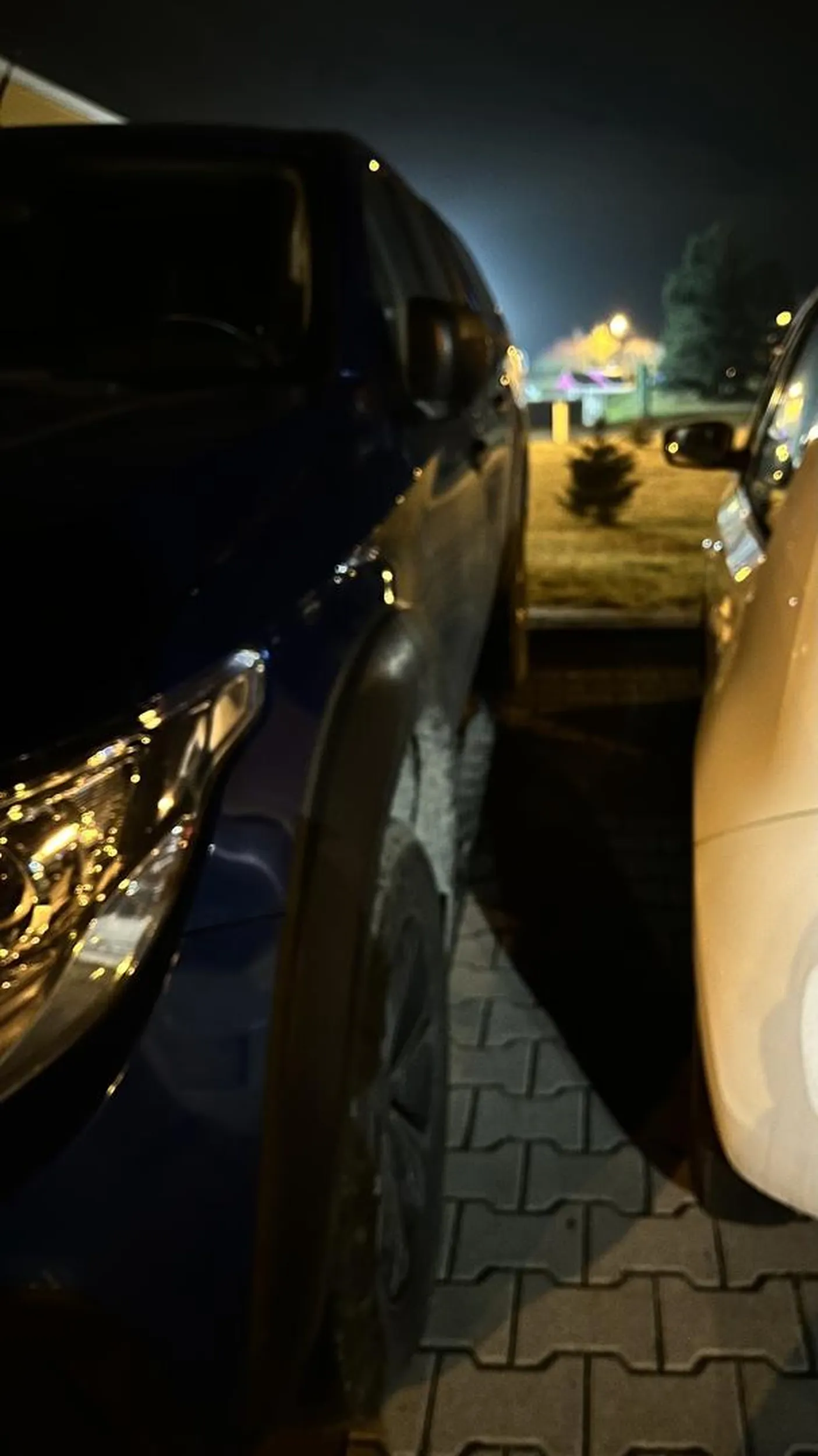 Na parkingu kilka aut, kilkanaście miejsc wolnych... To se przyjedzie duży, co to może więcej, zaparkuje sobie legancko tyłem i gra gitarra.