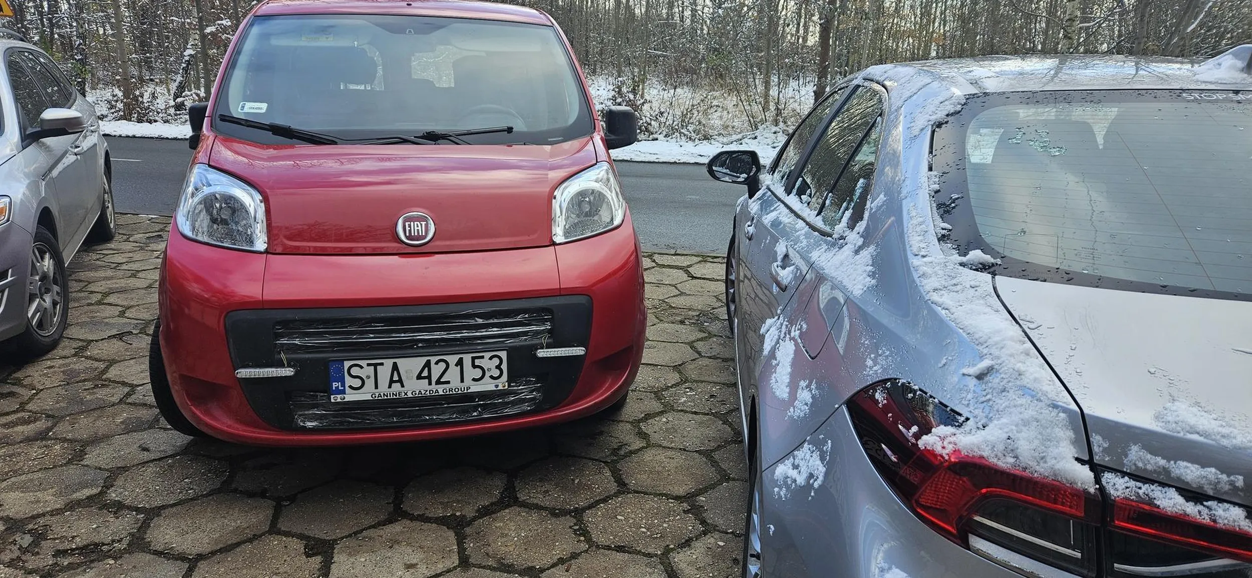 Niedorozwinięty de*il i szmaciarz, który zastawił mi wejście do samochodu. Weź te prawko znalezione w chipsach schowaj do szuflady, zje*ie.