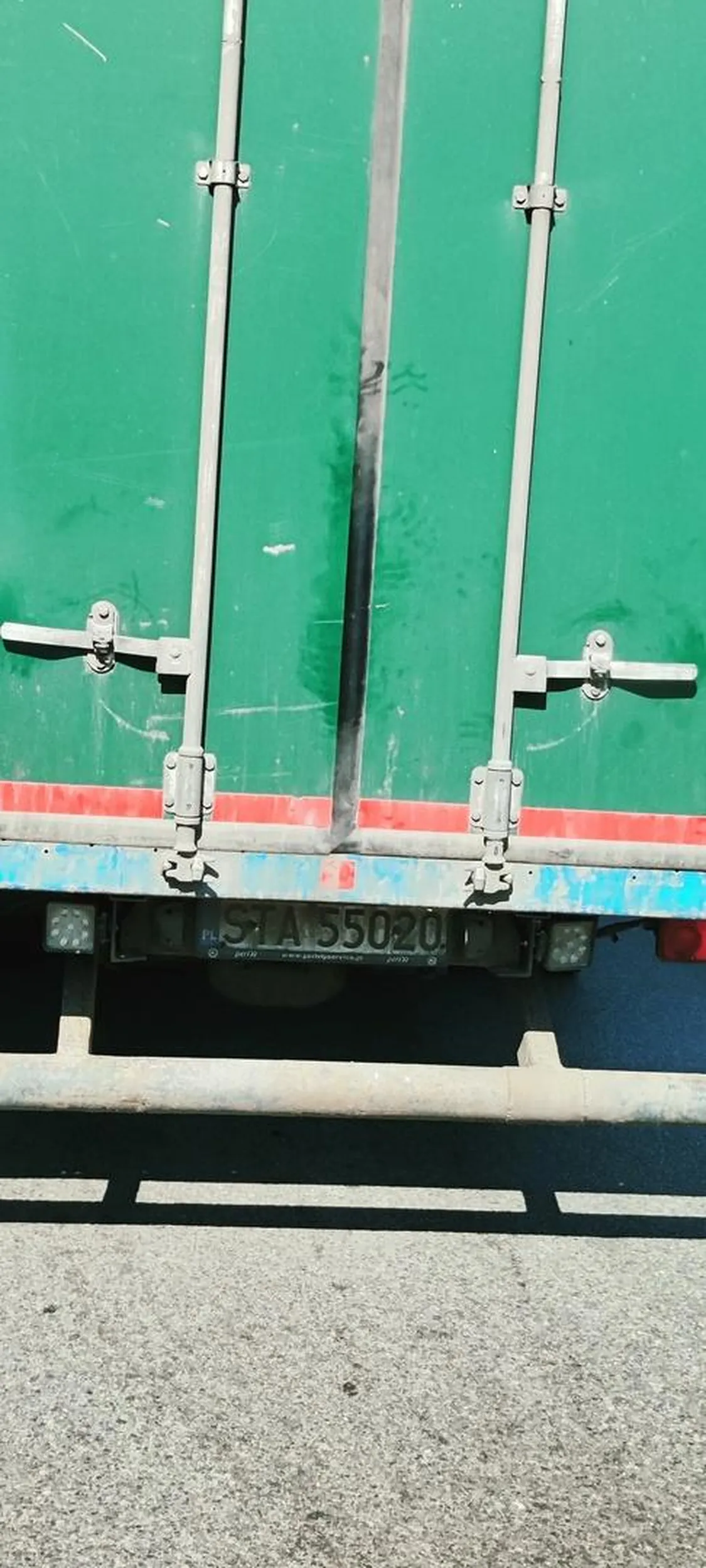 Wymusza pierwszeństwo ciężarówką, nie stosuje się do przepisów, stwarza zagrożenie w ruchu swoim złomem