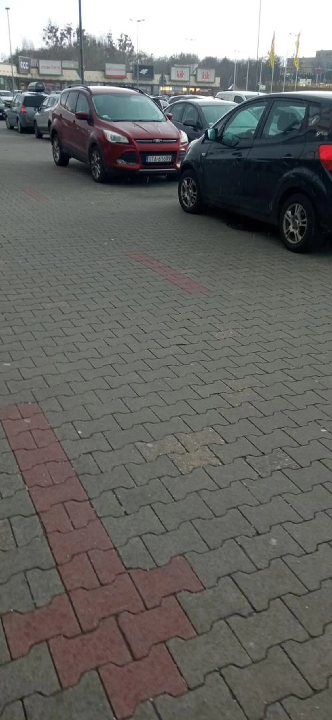 Mnóstwo wolnych miejsc parkingowych ale trzeba stanąć jak najbliżej drzwi. Proponuję wjechać do środka.