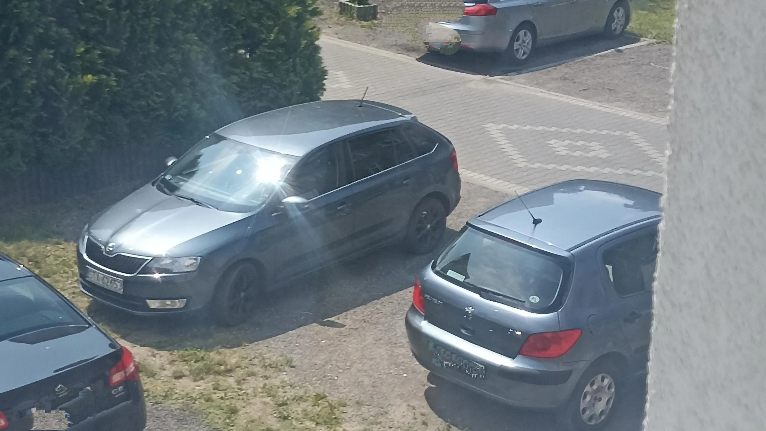 Kierowca bombowca nie zna znaku Zakaz ruchu nie dotyczy mieszkańców ul.artura 12 i miedziowy 7 i jeszcze stoi na 2 miejscach