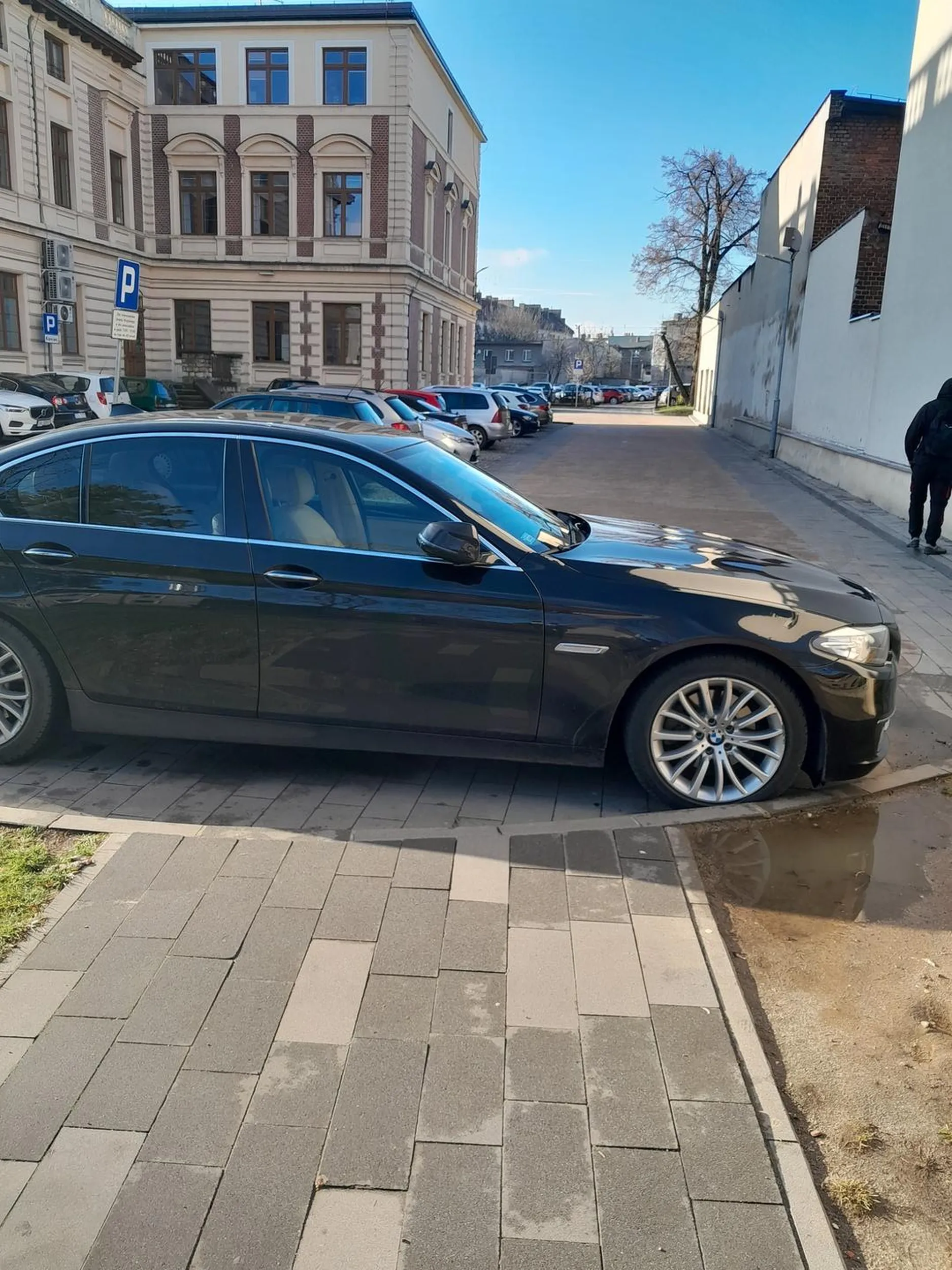 Wsiok z BMW zastawia chodnik