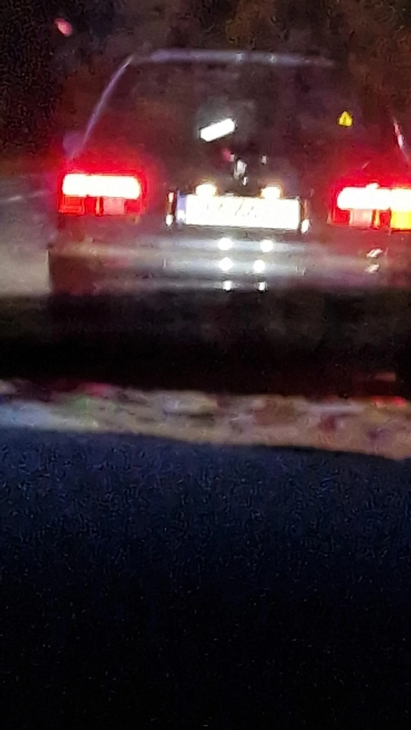 Kierowca bmw bawiący się telefonem podczas jazdy przegląda Facebooka rozmawia. Uważajcie na takich jak on