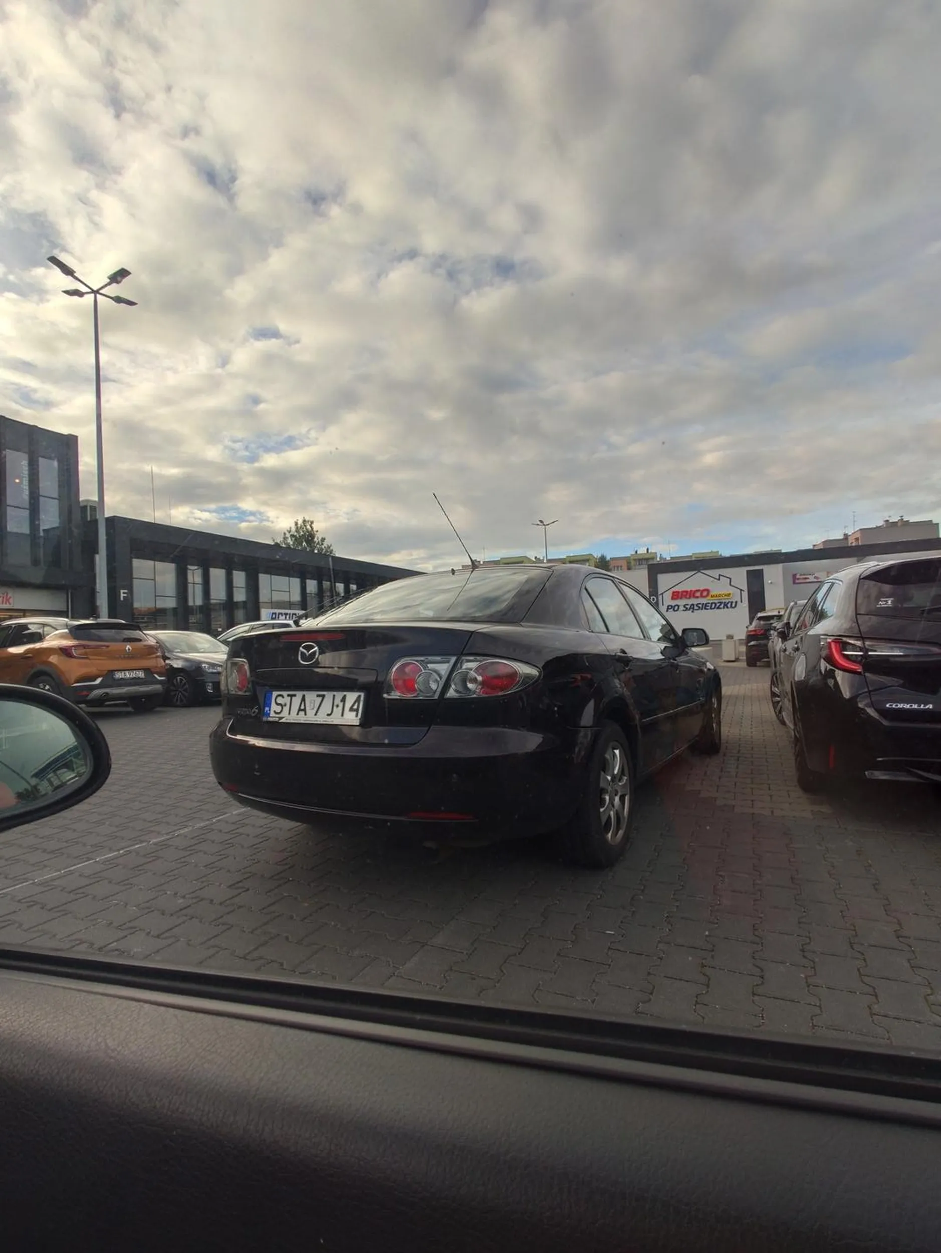 Bardzo dobre parkowanie. Następnym razem do sklepu tym wjedź waflu