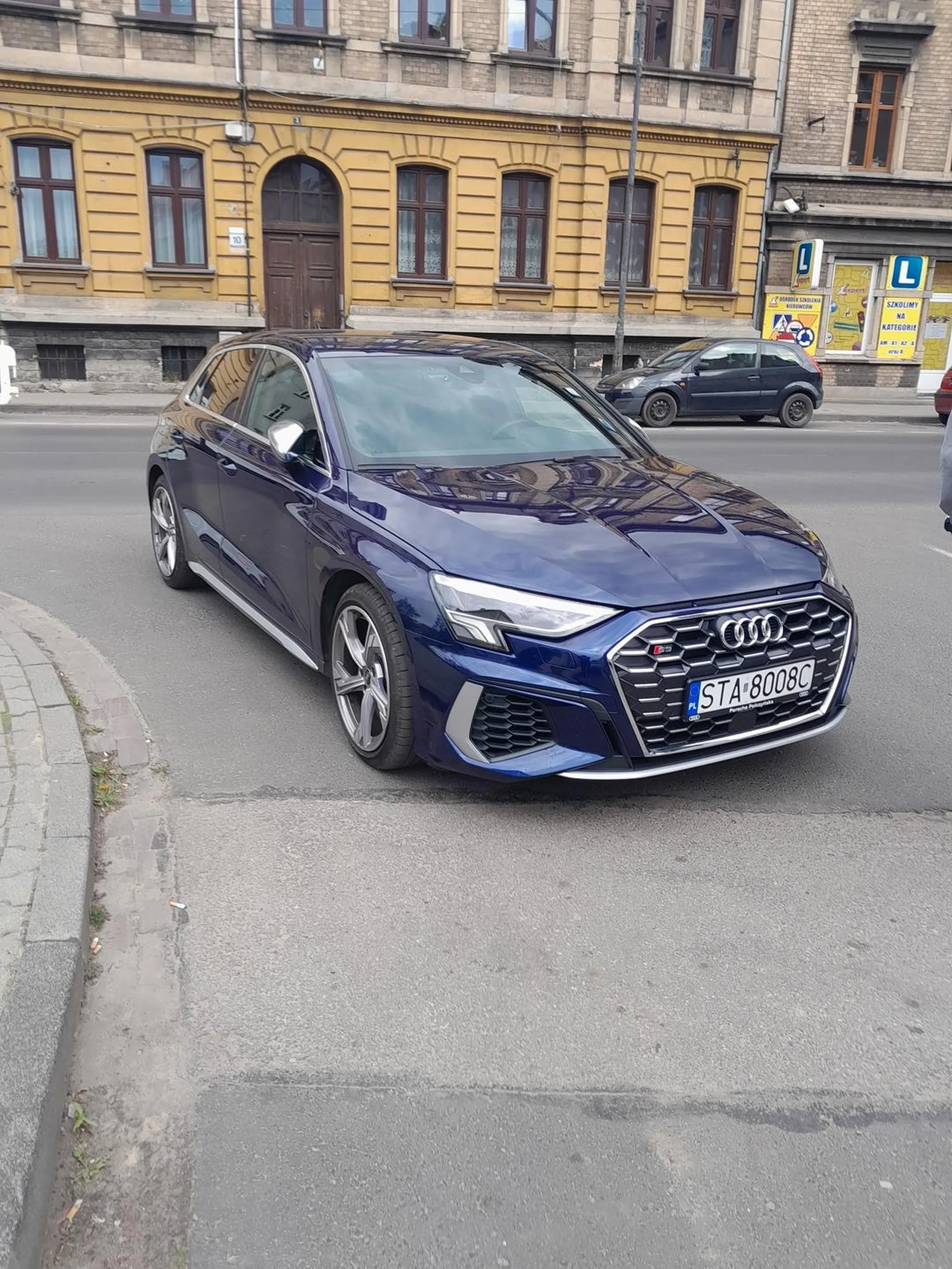 parkuje na srodku drogi