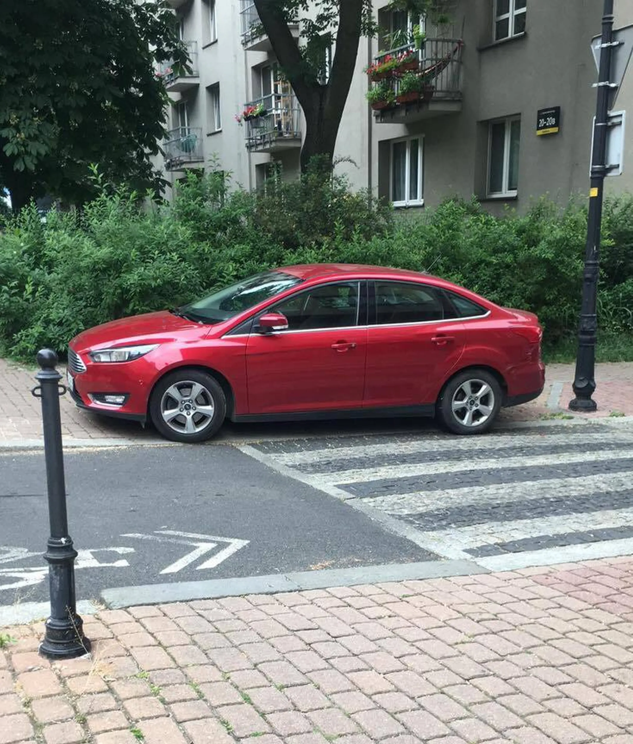 chłop wymyślił sobie miejsce parkingowe na srodku przejscia dla pieszych