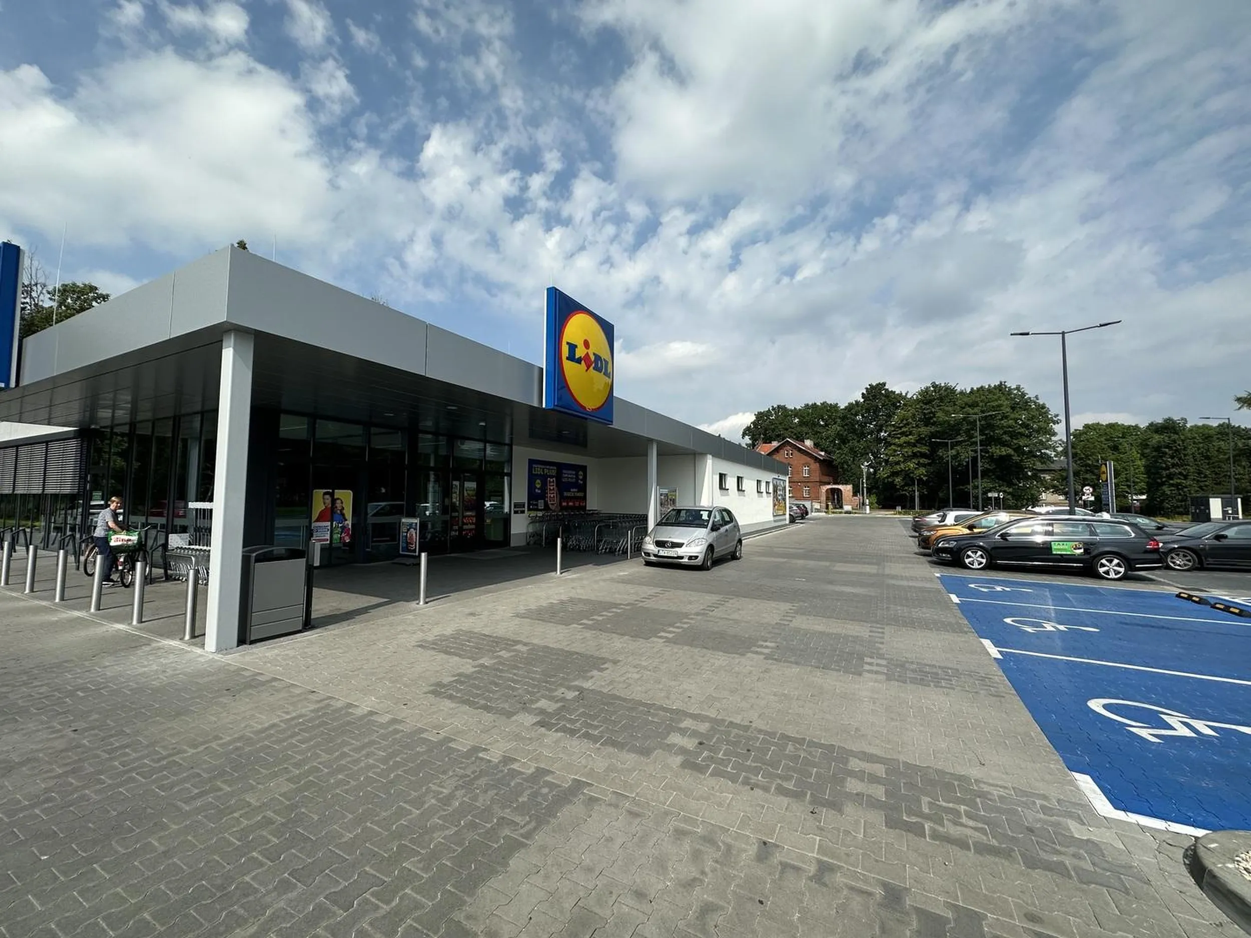 Pół parkingu wolne ale pańcia musi stanąć pod samymi drzwiami ze sklepu