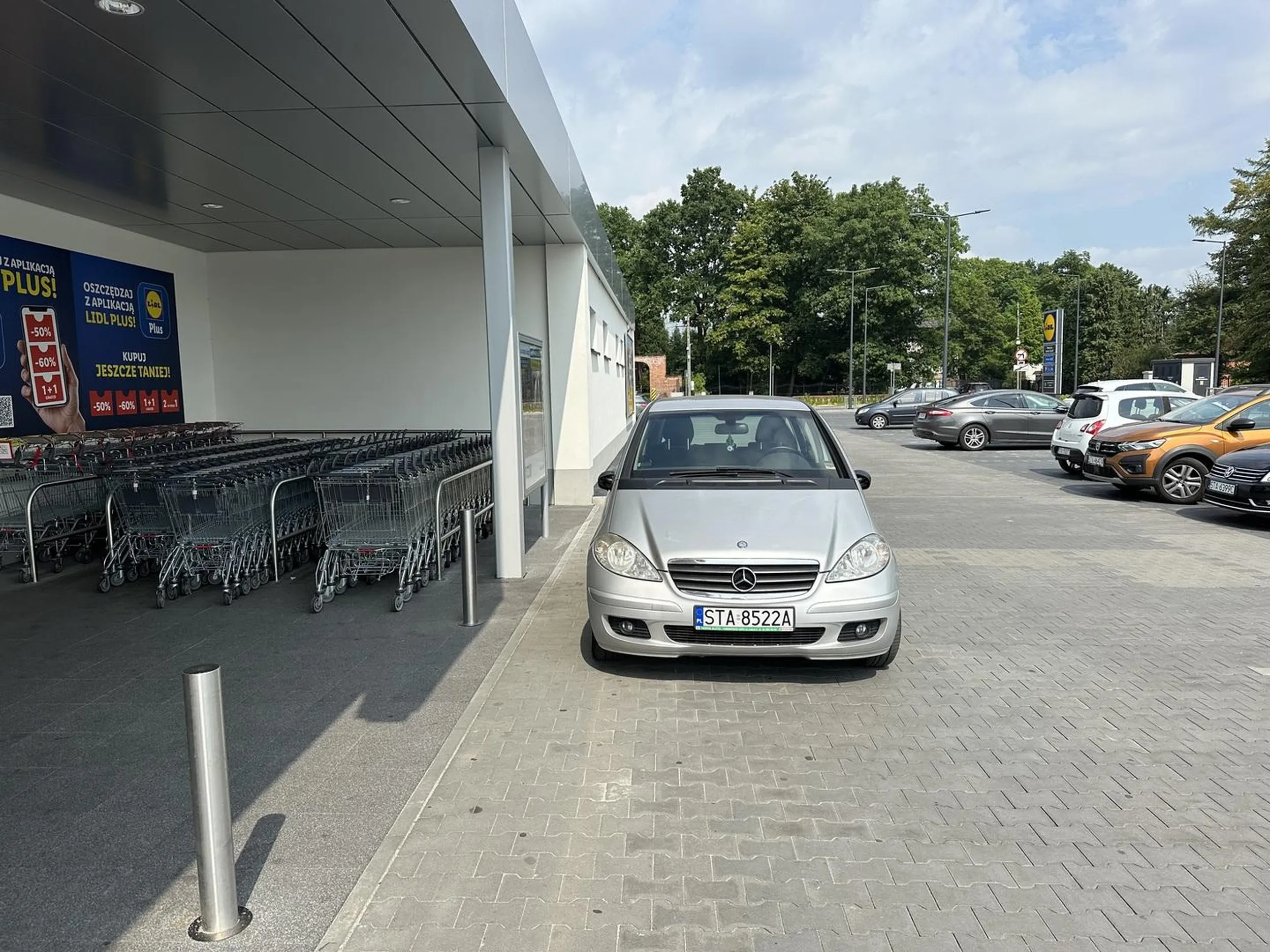Pół parkingu wolne ale pańcia musi stanąć pod samymi drzwiami ze sklepu