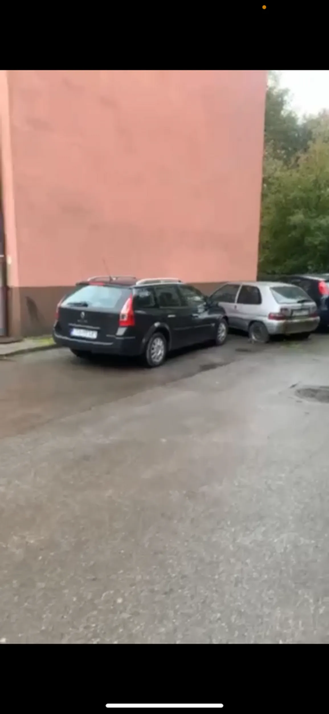 Naucz się parkować a nie zajmujesz swoim gratem 3 miejsca parkingowe zajmujesz