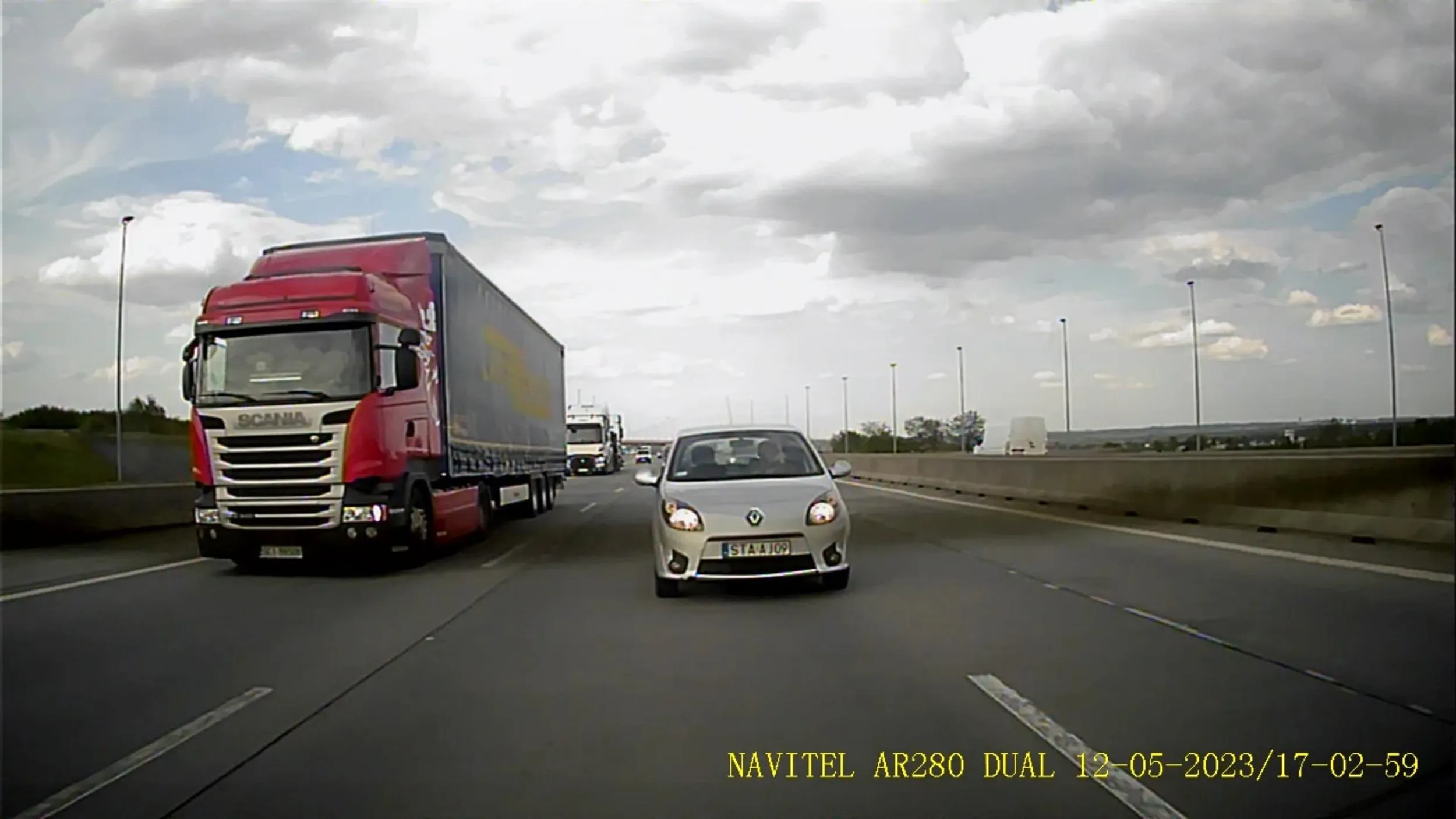 Idealny przykład głupy jazda na zderzaku po autostradzie