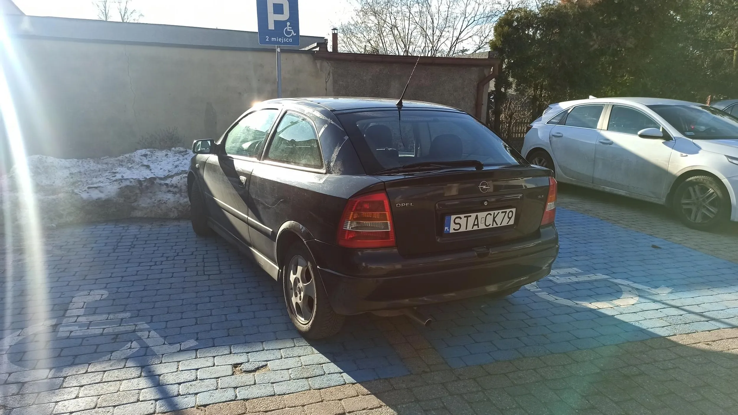 19.12.2023r. - Parkowanie na dwóch miejscach dla inwalidów, jedno to za mało :)