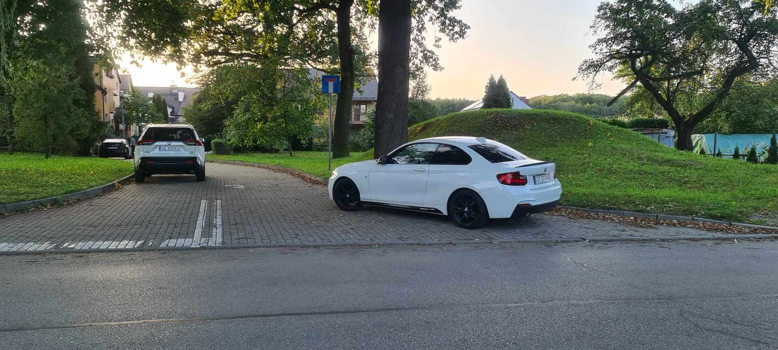 Mam nadzieję że dostanie smarkula za swoje za parkowanie jak popadnie