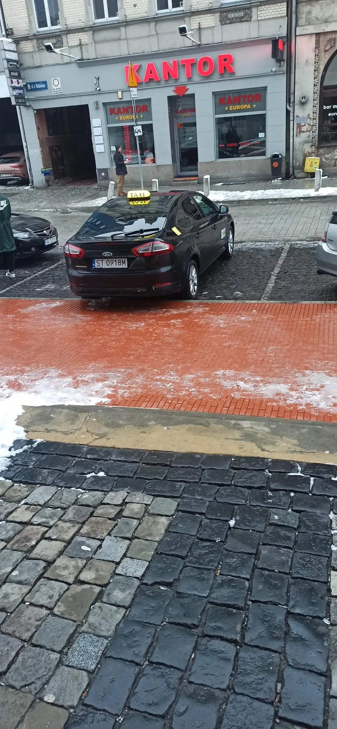 Kierowca ma chyba problem z myśleniem albo na kursie na prawo jazdy pominął lekcje o parkowaniu prostopadłym