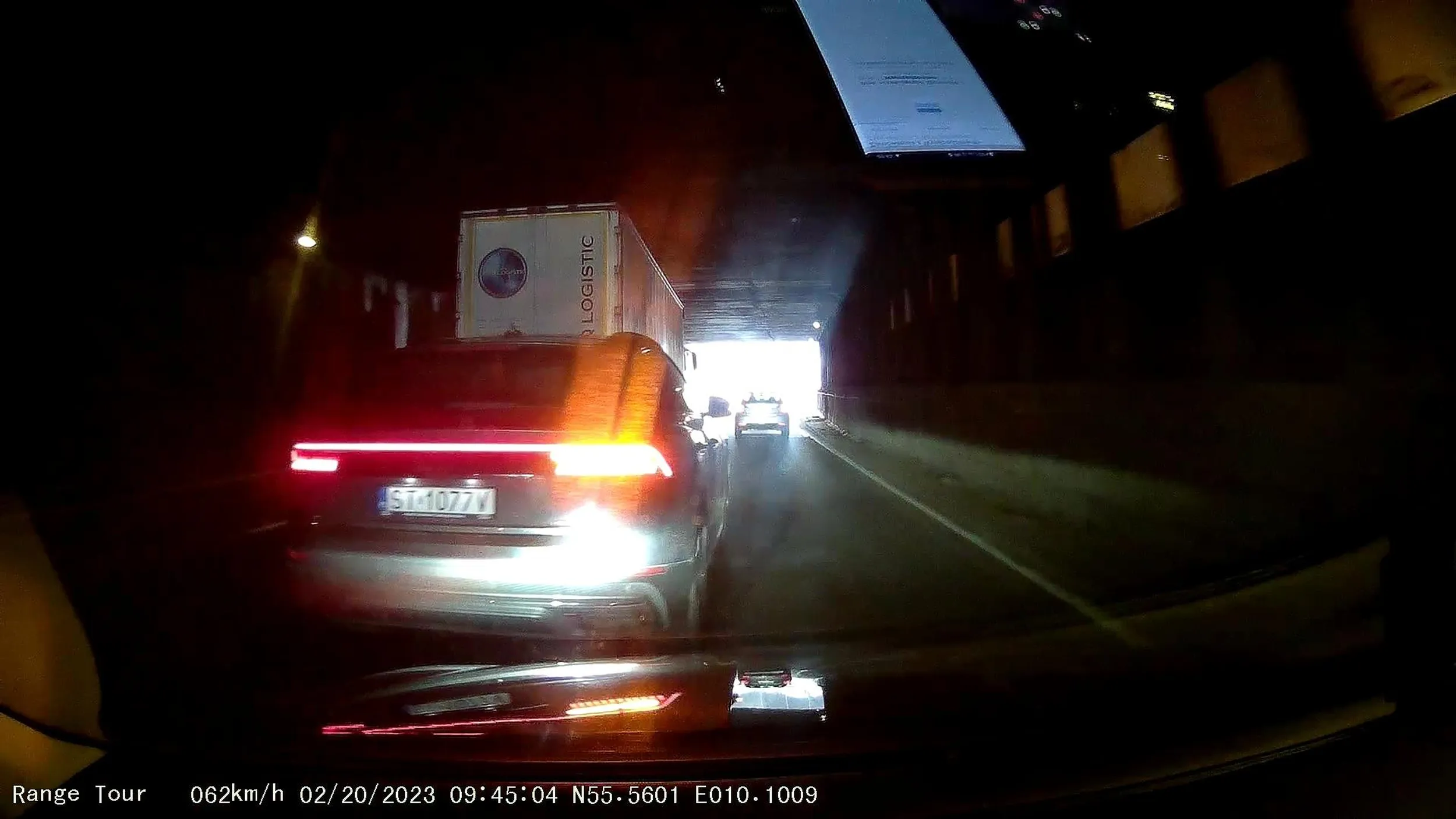 Stary flepie, kierunkowskaz nie uprawnia do zajechania komuś drogi i do spowodowania zagrożenia, bo Tobie się kawki zachciało i w panice musisz pas zmienić... jeździ się prawym pasem. Nagranie wysłane gdzie trzeba, mandacik w drodze ?