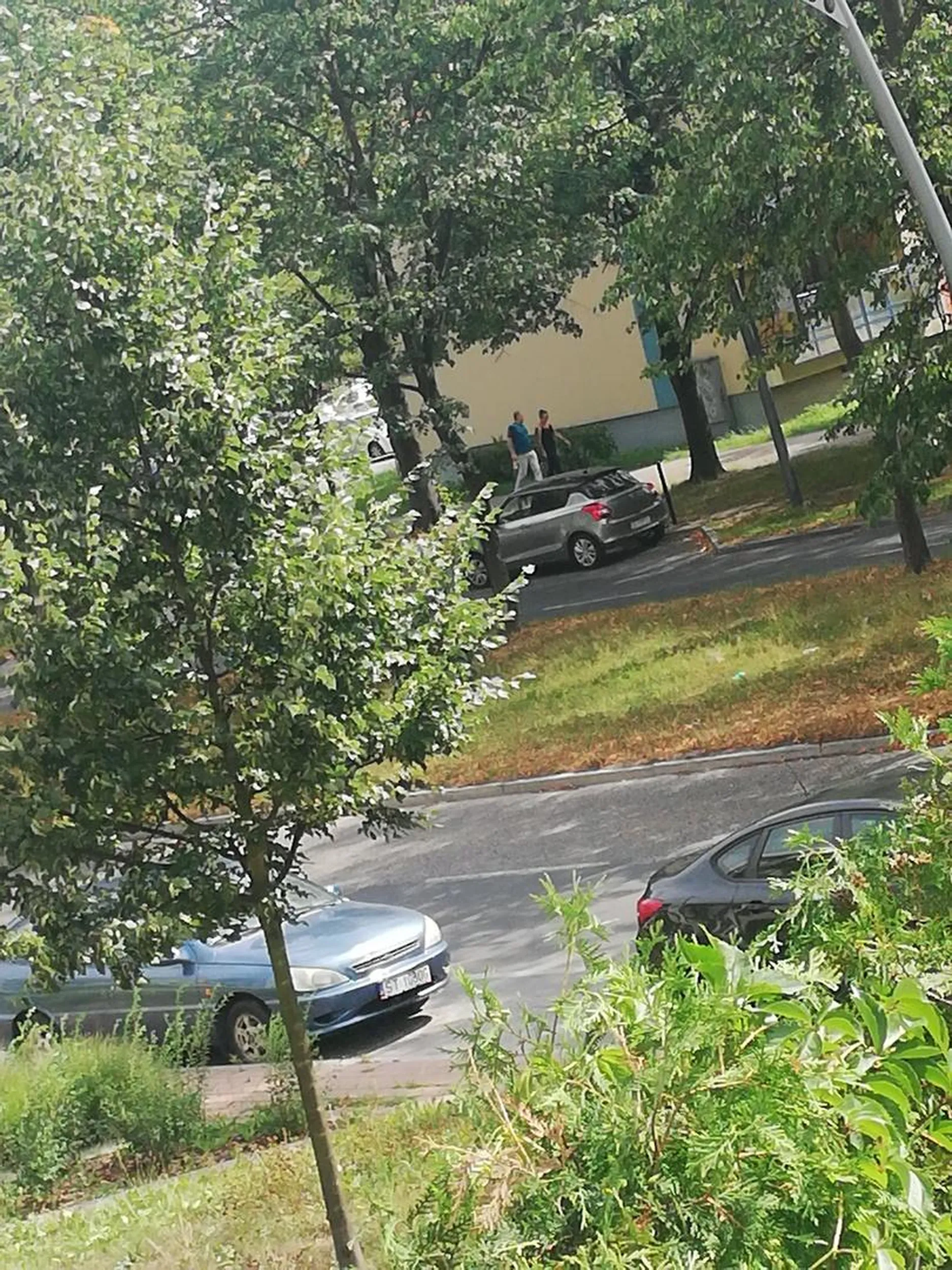 Stary chłop kupuje auta postawia je na parkingu pod blokiem nie ma miejsca na inne auto. Jeśli to czytasz to jeśli auta będą jeszcze stały to zgłaszam to do odpowiednich służb