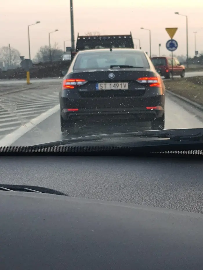 Nie polecam buraka ze Skody, który wyprzedza na obszarze wyłączonym z ruchu na obwodnicy Opola.