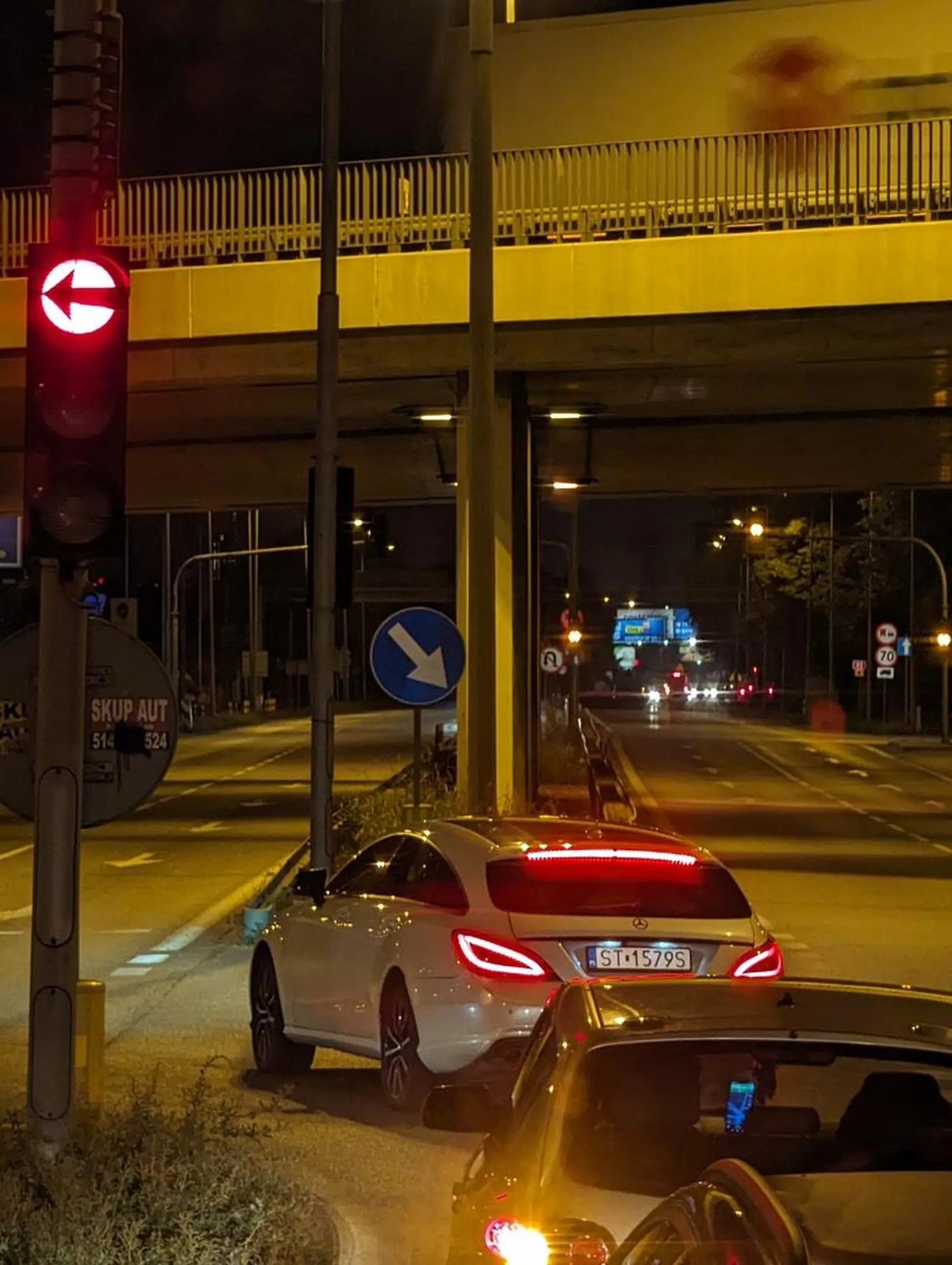 Parowa omija korek i wpycha się na skrzyżowanie