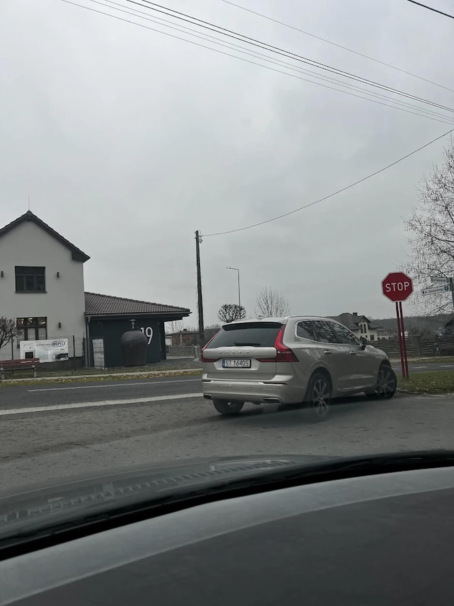 nie ma co, to miejsce parkingowe ma zawsze gwarantowane.. blondyna