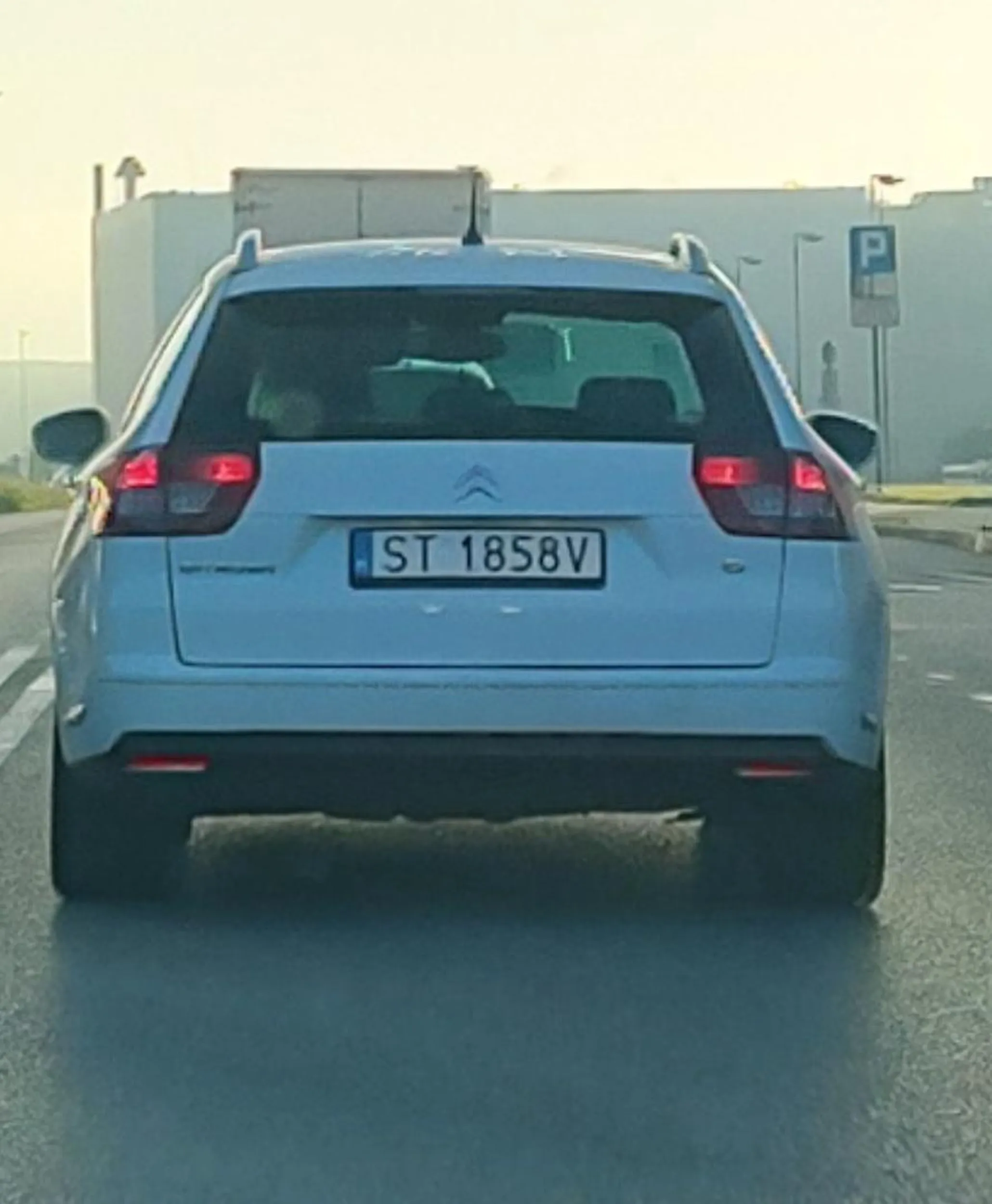 Pani bardzo agresywnie wyprzedza / niebezpiecznie podjeżdża. Zmienia pasy i gdybym nie zahamował to by przytarła mój samochód pewnie nieświadoma swoich działań. Ewidentnie się śpieszyła a wystarczyło by wstać 5 minut wcześniej -  finalnie i tak za nią jechałem swoim tempem. Przy wzmożonym porannym ruchu za daleko się nie odskoczy. Filmu nie wstawiam, mogę udostępnić samej zainteresowanej.