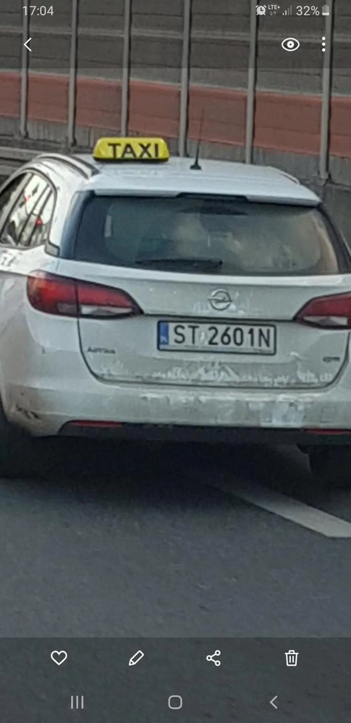 Chcąc ominąć korek pojechal z prawoskrętu na wprost prawie uderzając w prowidwo jedące auto. Lawirowanie po pasach z włączanym klaksonem