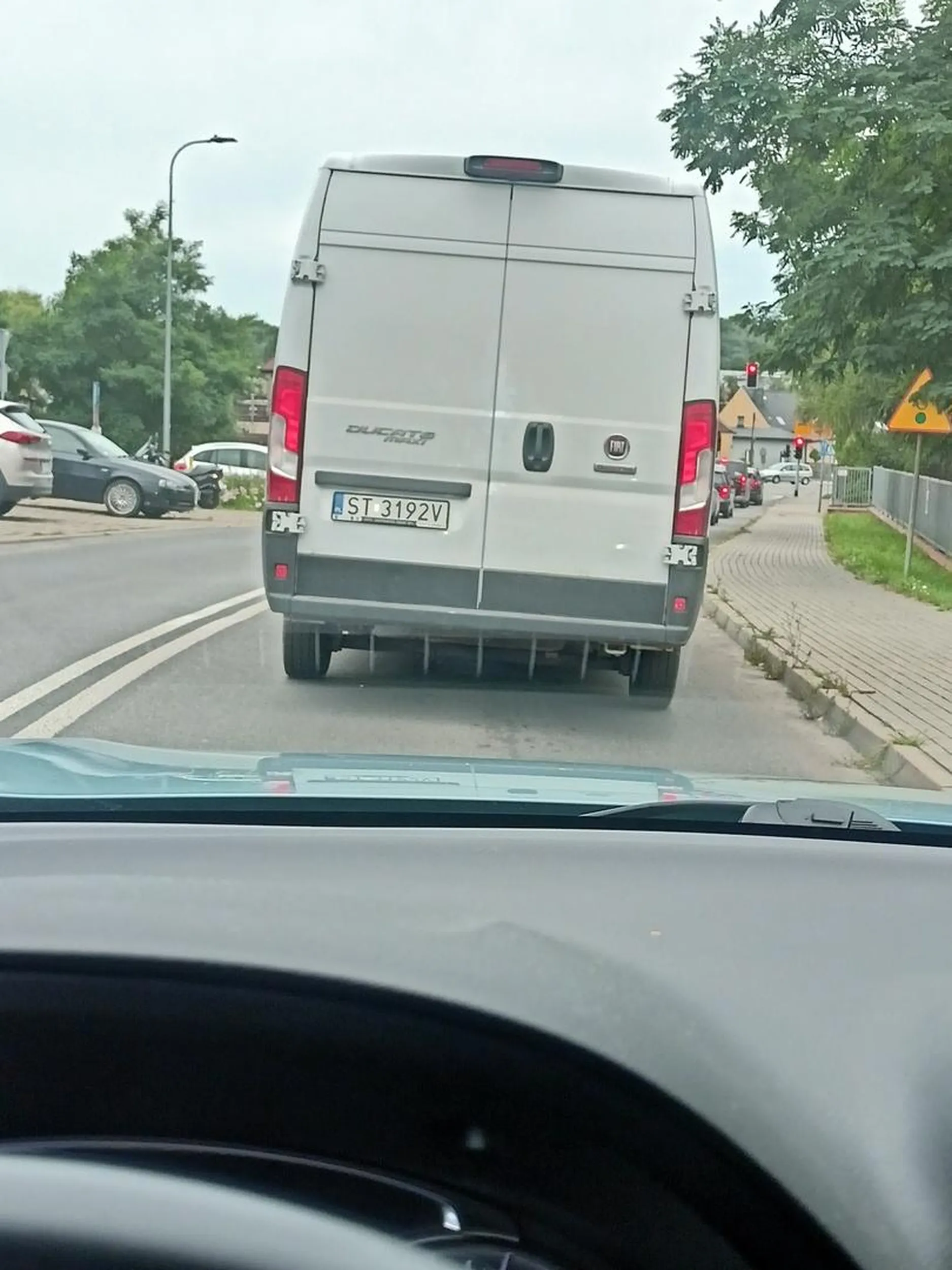 Typ wyprzedza na trzeciego spychając z drogi ( o mały włos i by przerysował cały bok) bo mu się śpieszy po czym i tak stoi dalej w korku do świateł.